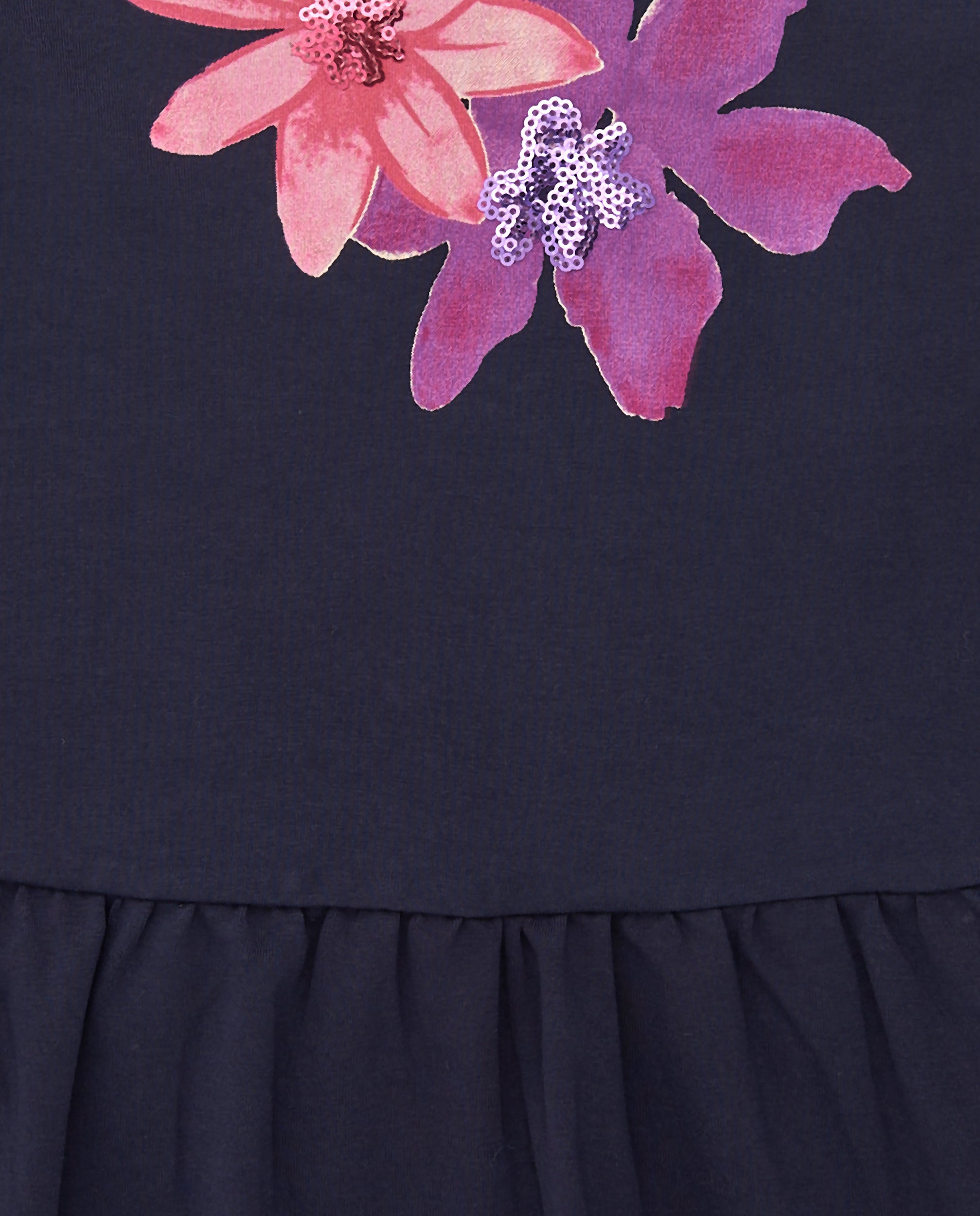 Camiseta azul marino con detalles florales para niña colección