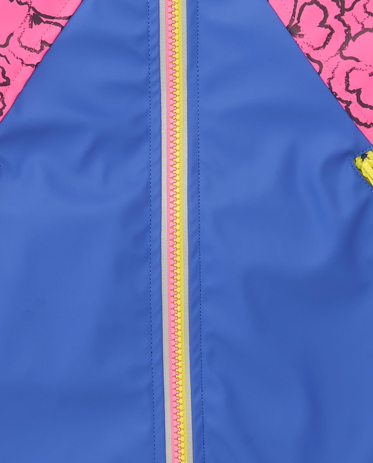 Chaqueta cortaviento con capucha y detalles en contraste para