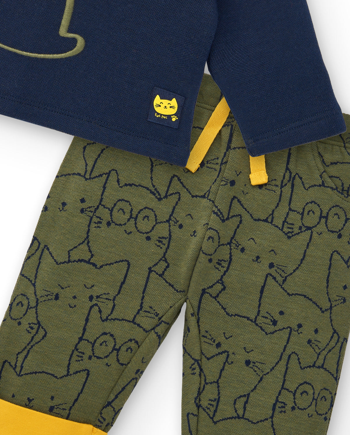 Conjunto de dos piezas para niño en azul y verde con estampado