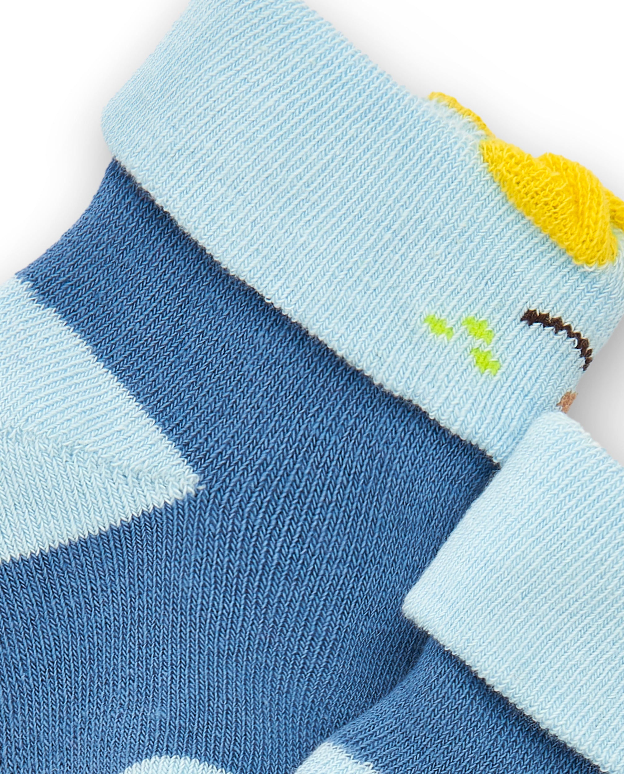 Calcetines con vuelta para niño en azul con detalle de