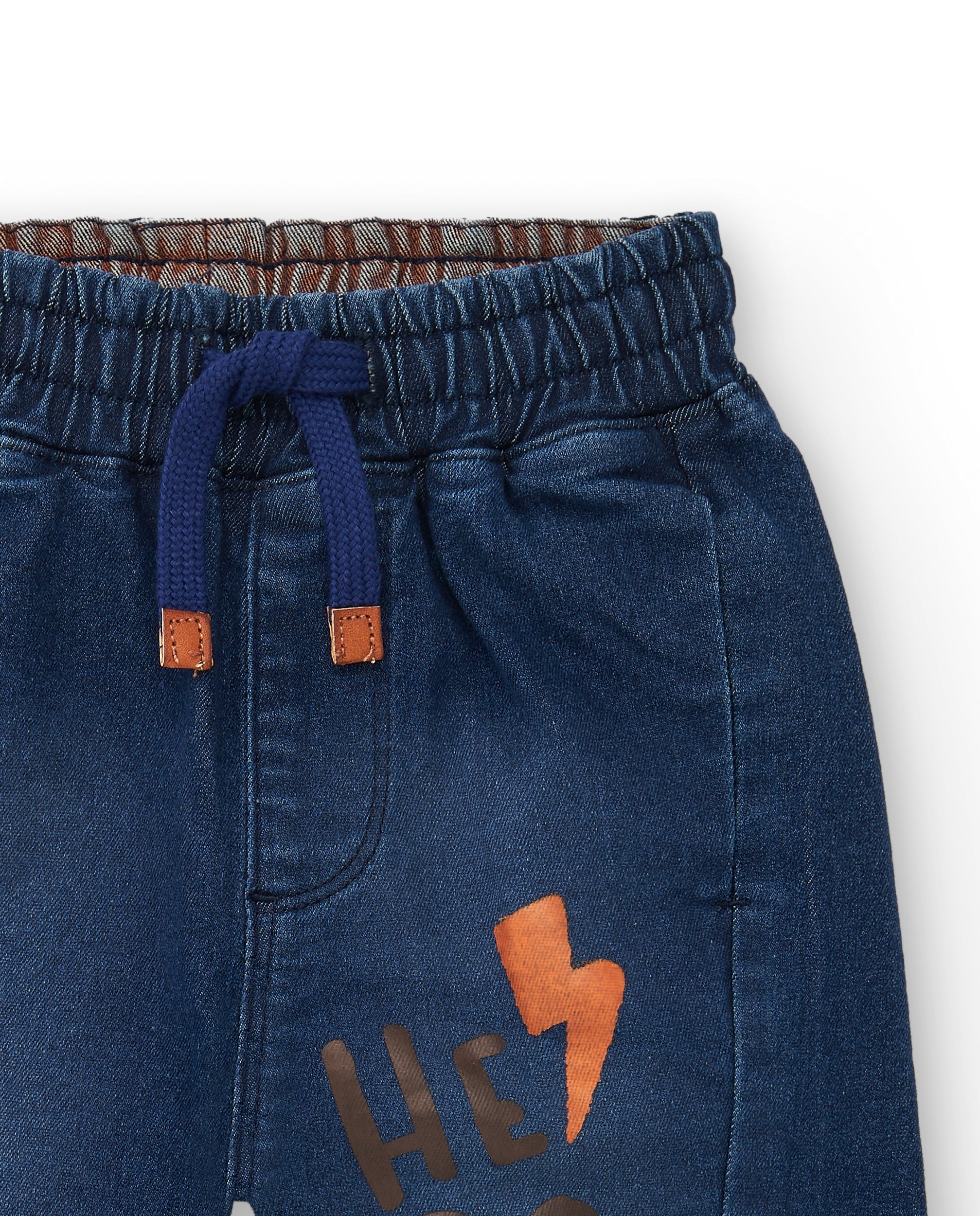 Pantalón vaquero jogger para niño en azul con estampado de rayo