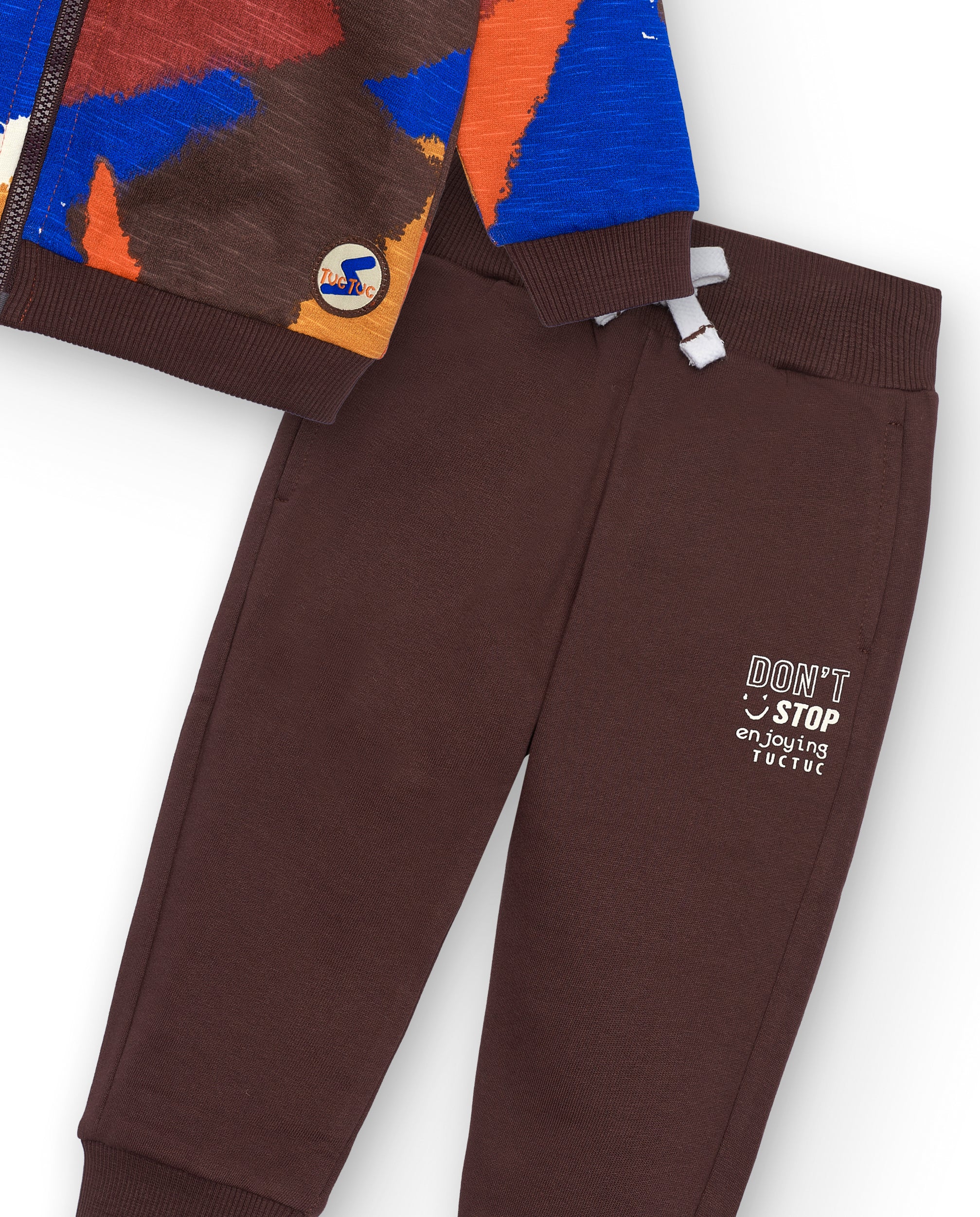 Conjunto de chaqueta y pantalón para niño en marrón con