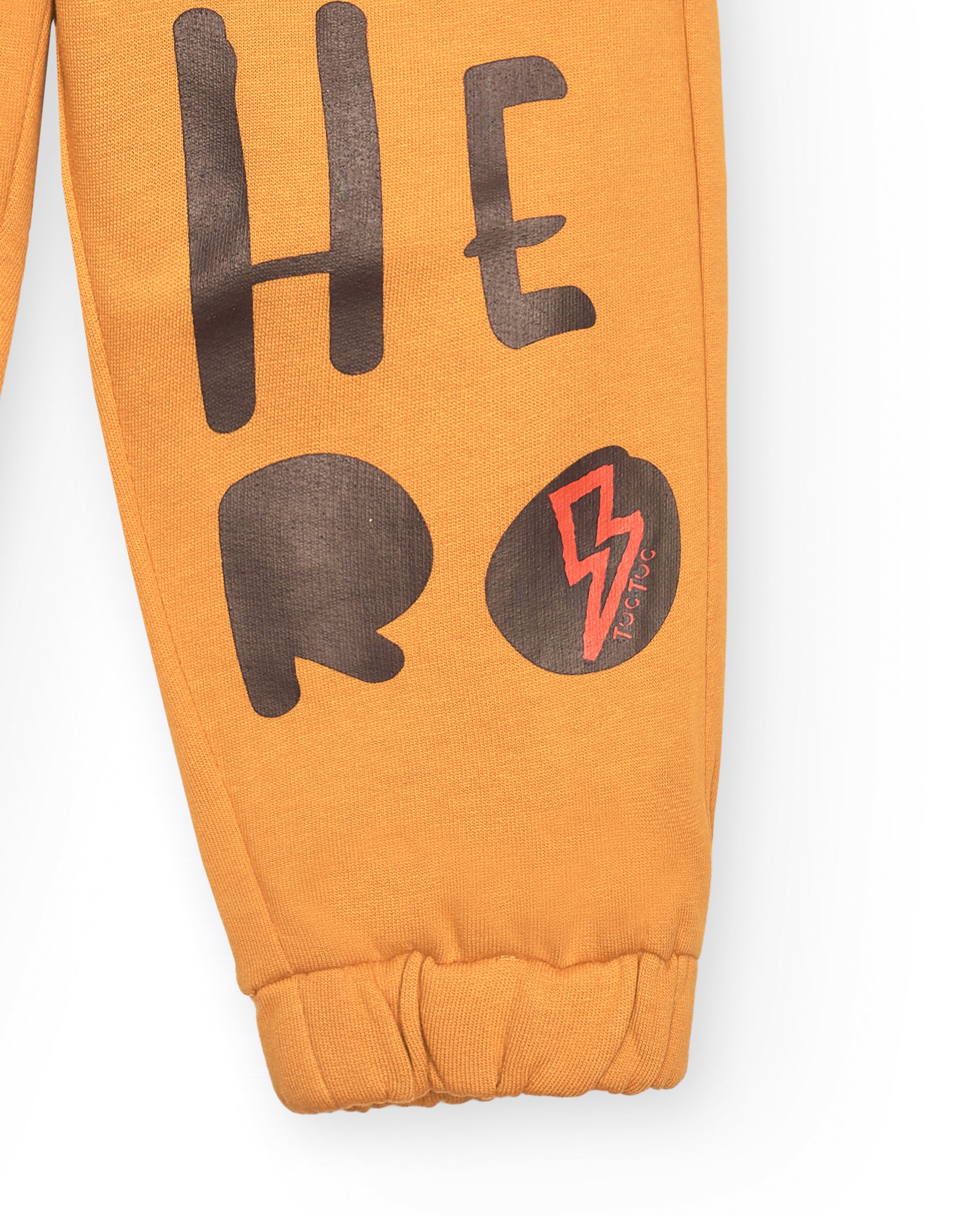 Pantalón de chándal para niño en mostaza con estampado "Hero"