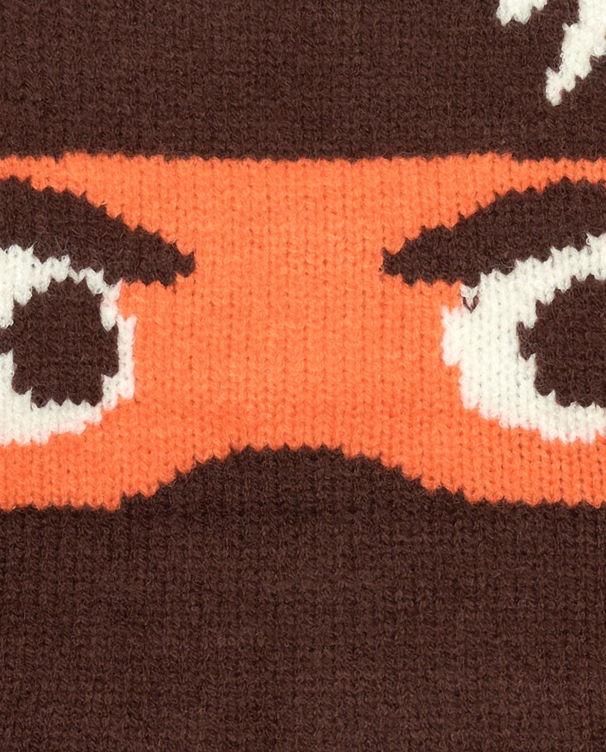 Suéter tejido para niño en marrón con diseño de superhéroe