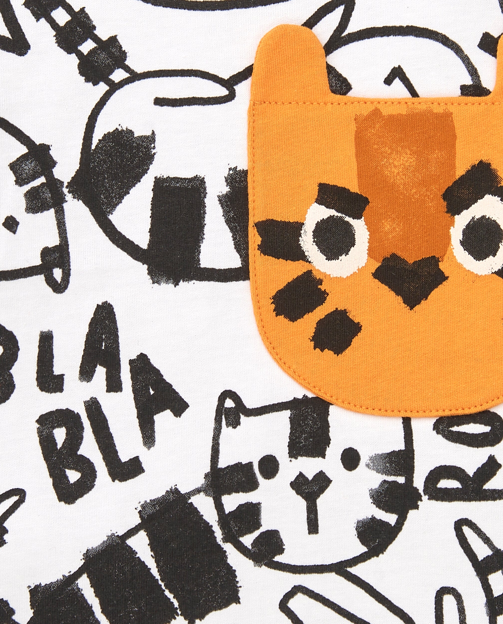 Camiseta niño en blanco con estampado de tigre y detalles