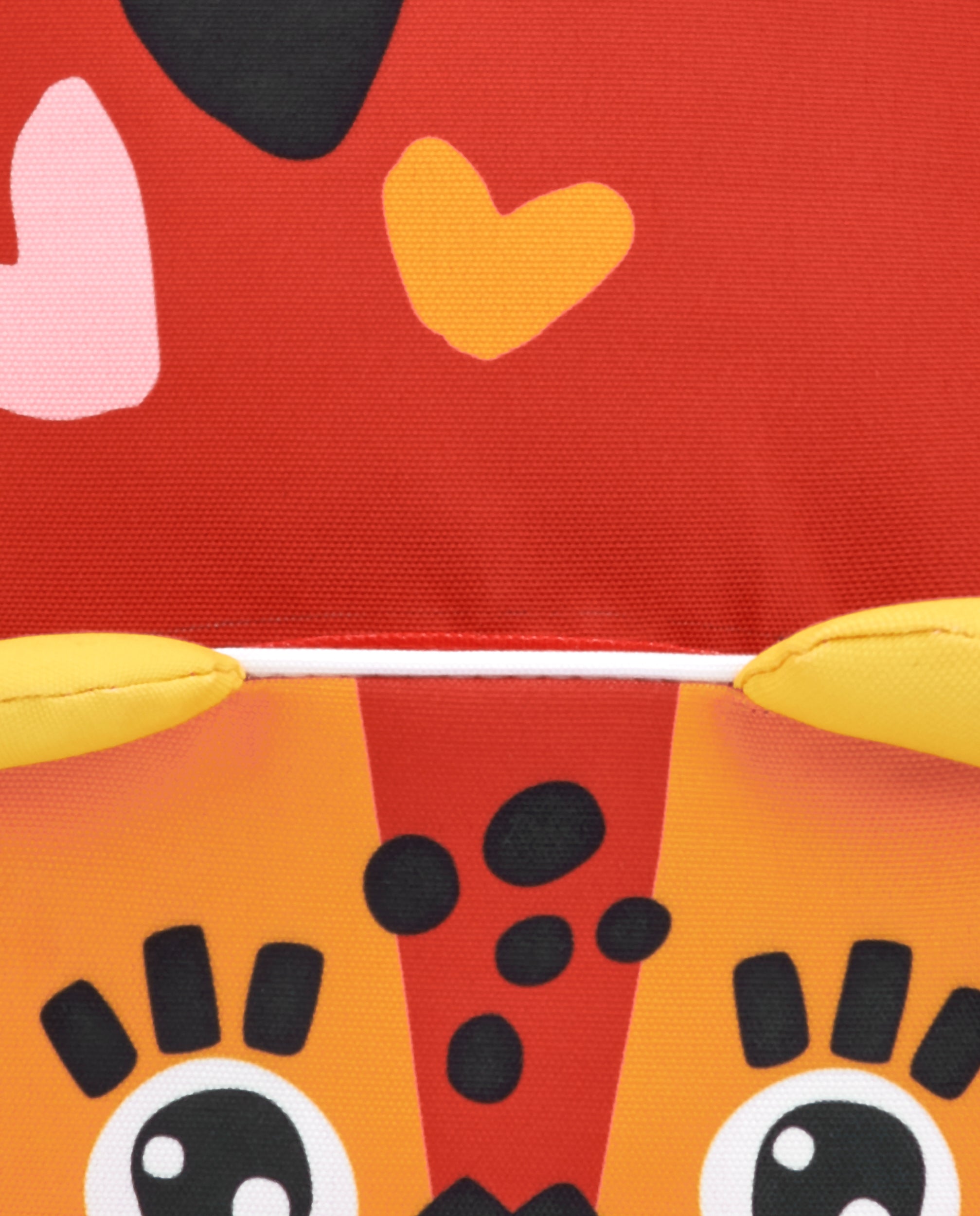 Mochila infantil en rojo con detalles de corazón y cara de