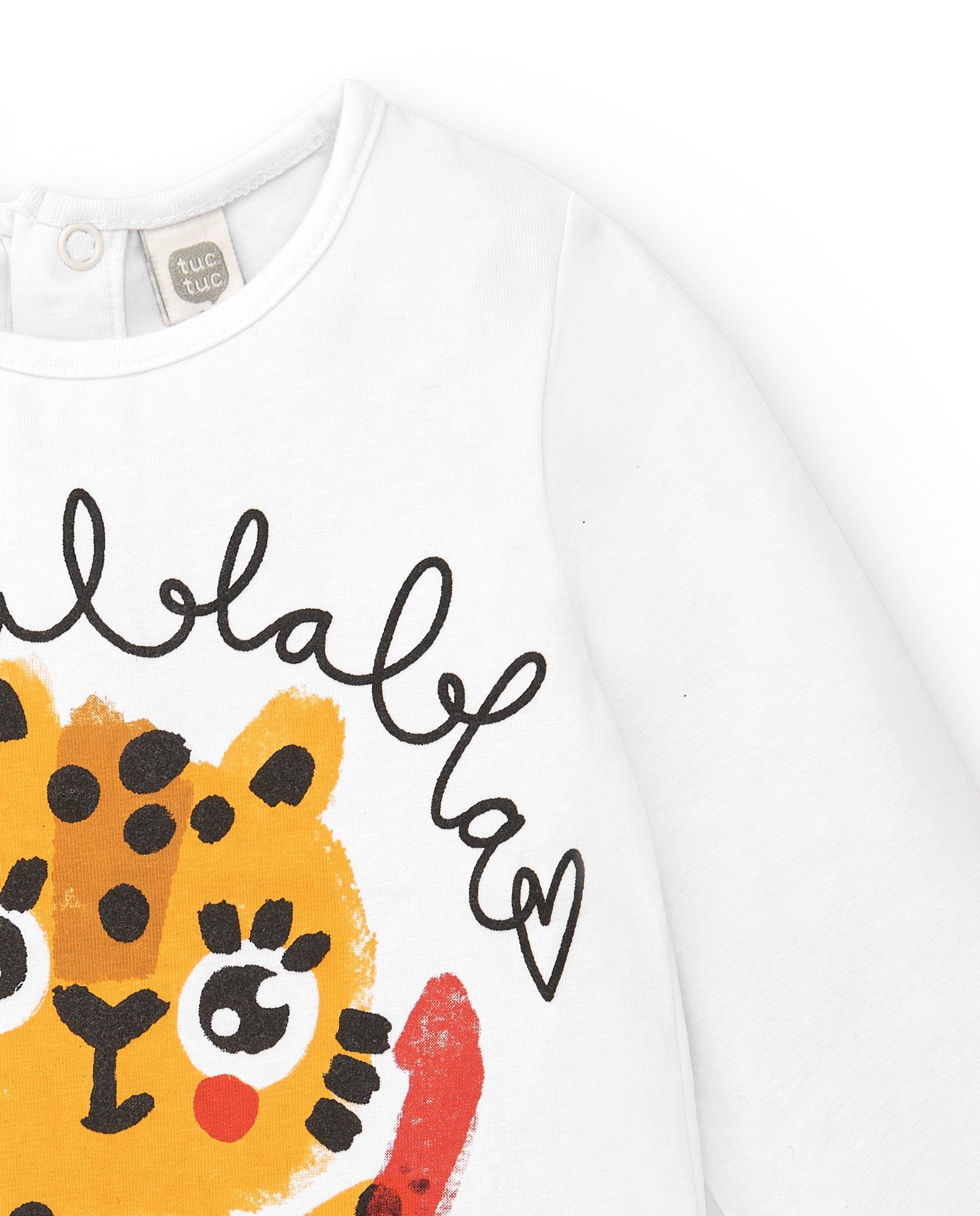 Camiseta blanca con estampado de leopardo y cabina telefónica