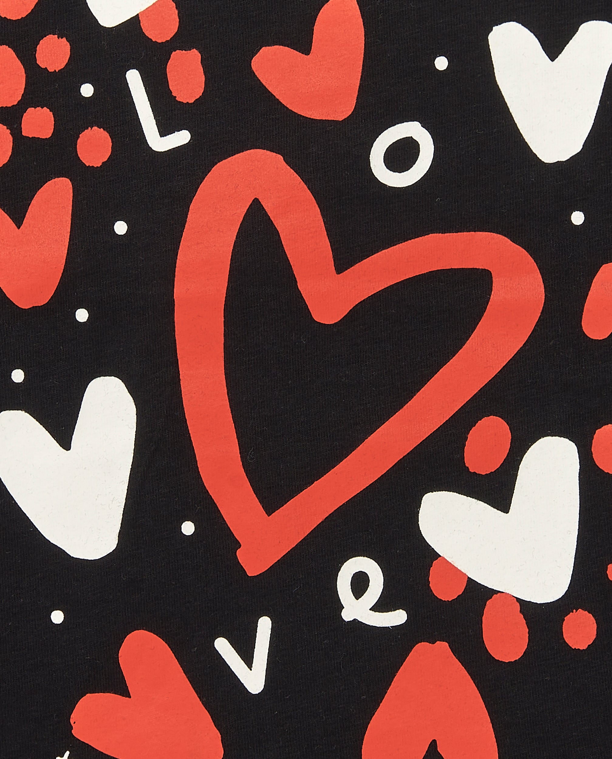 Camiseta negra con estampado de corazones rojos y blancos para