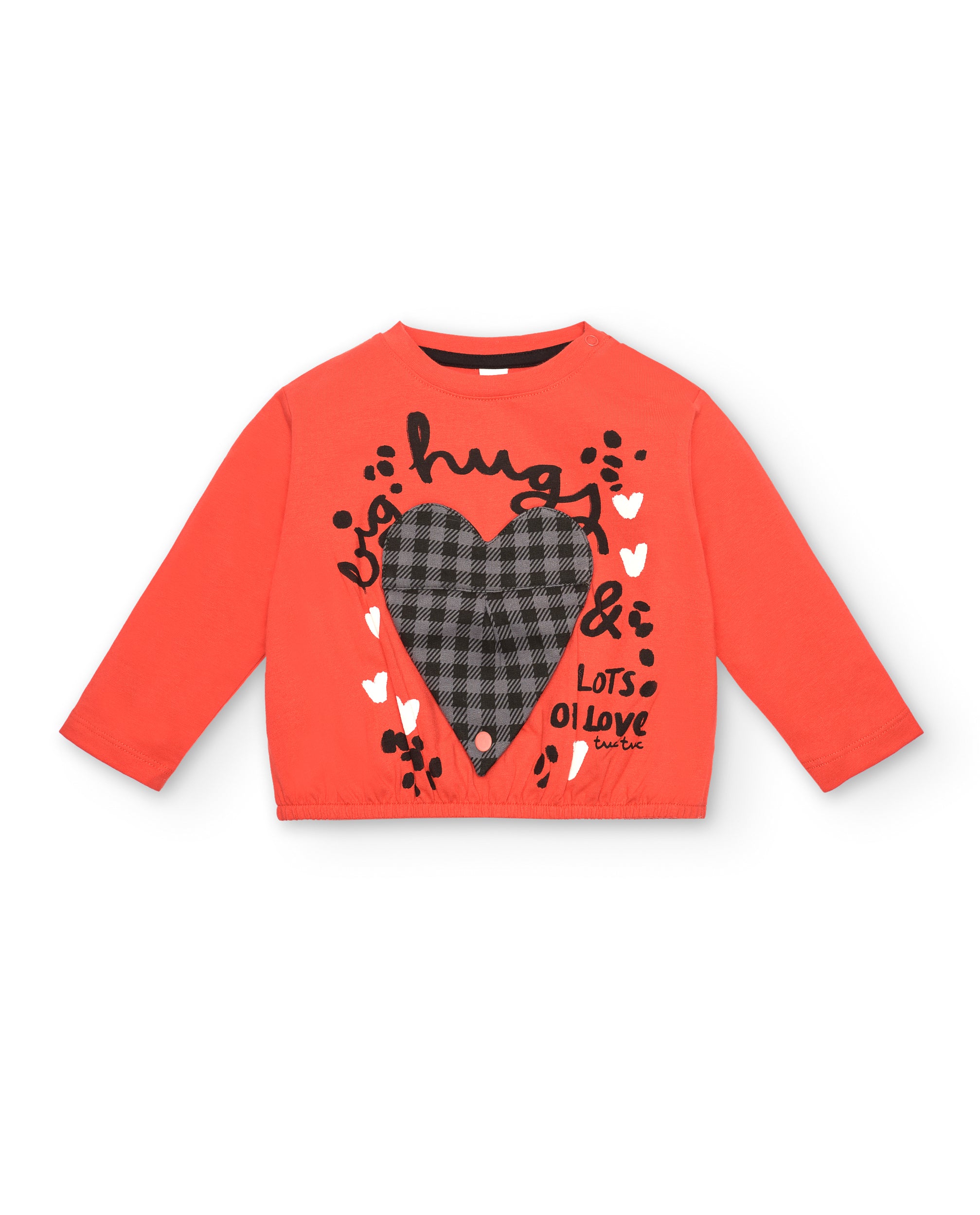Camiseta roja con corazón de cuadros y mensaje "Hugs & Love"