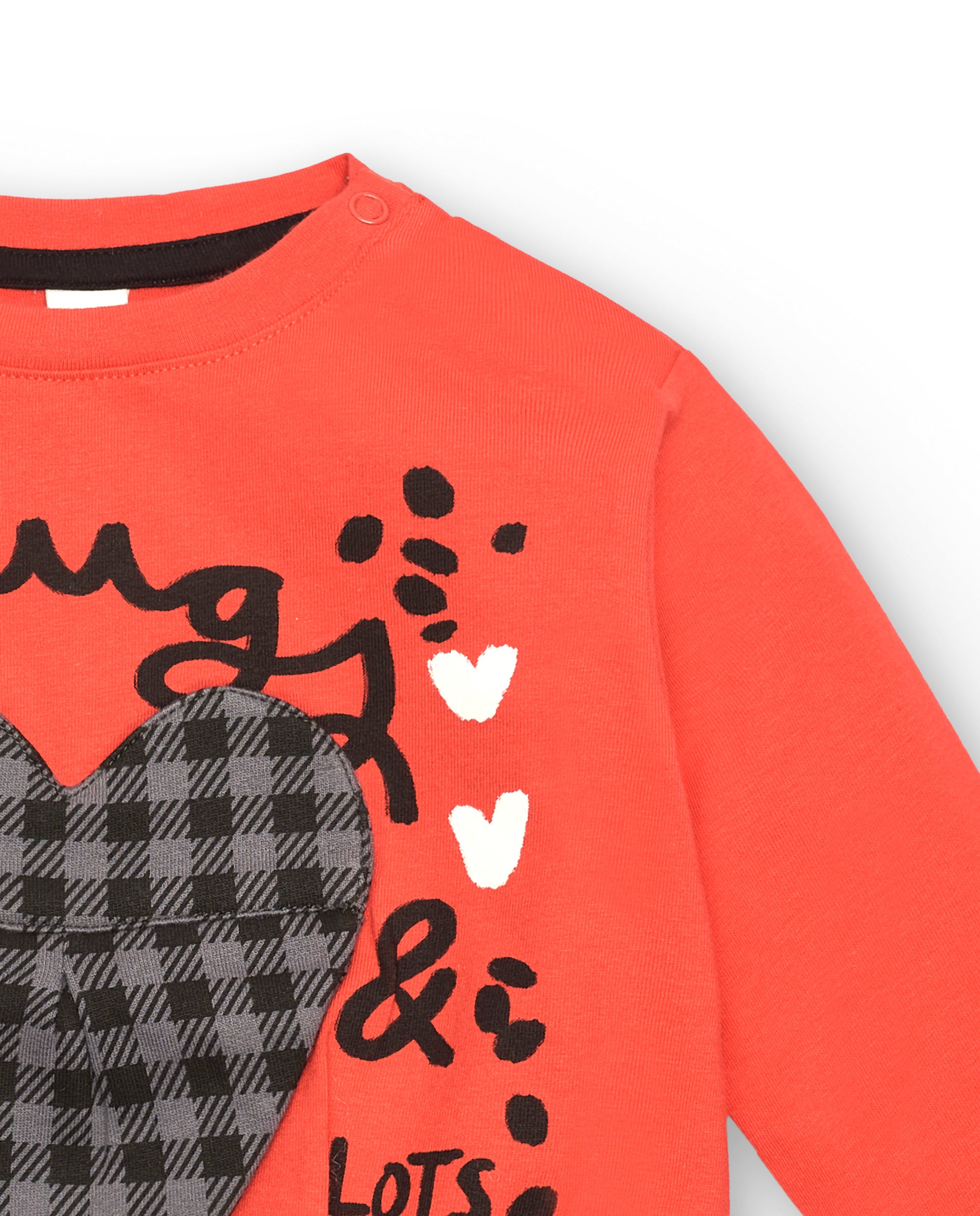 Camiseta roja con corazón de cuadros y mensaje "Hugs & Love"