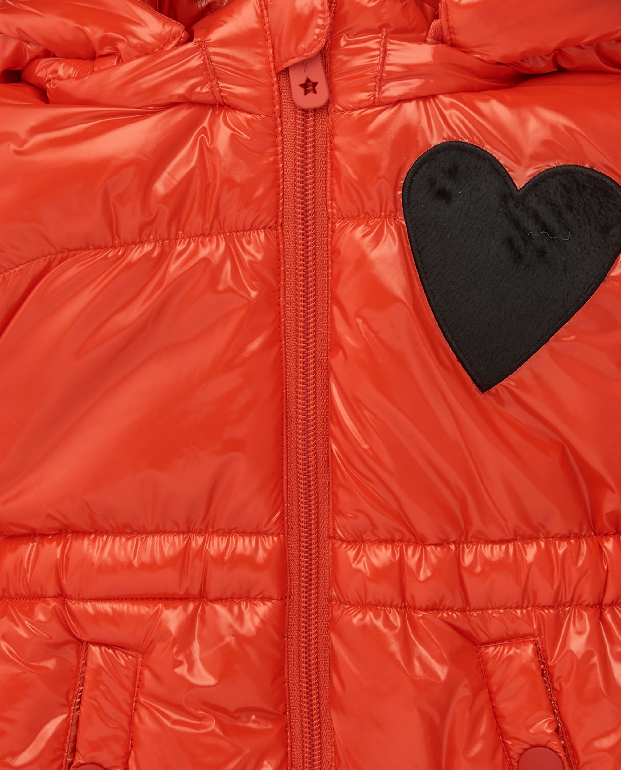 Chaqueta acolchada roja con capucha y detalle de corazón para