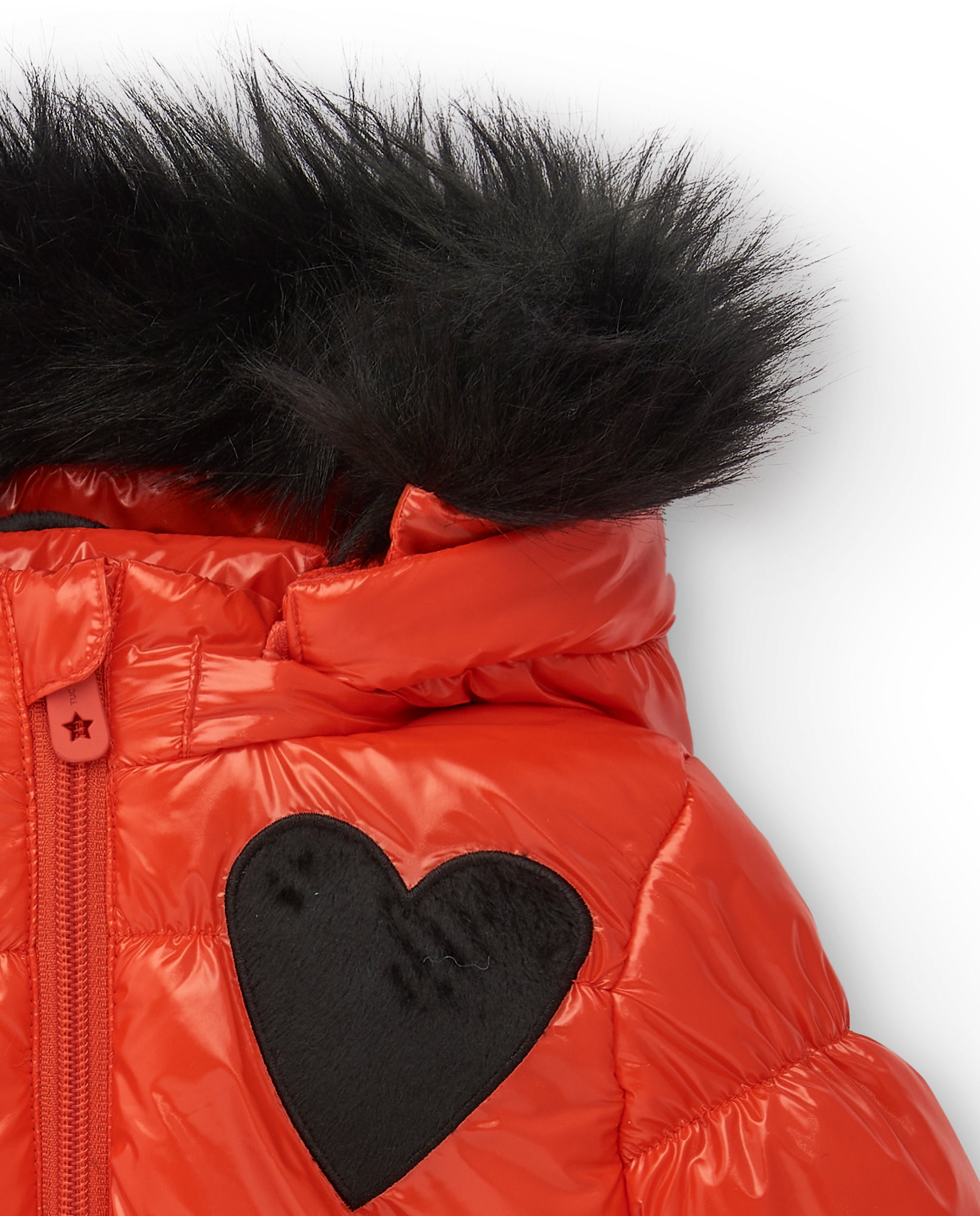 Chaqueta acolchada roja con capucha y detalle de corazón para