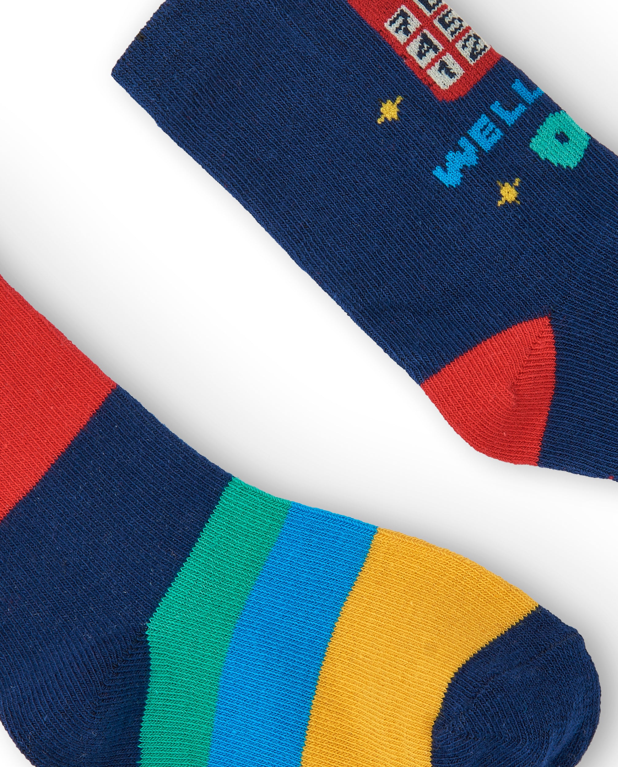 Calcetines niño en azul con rayas multicolores y estampado