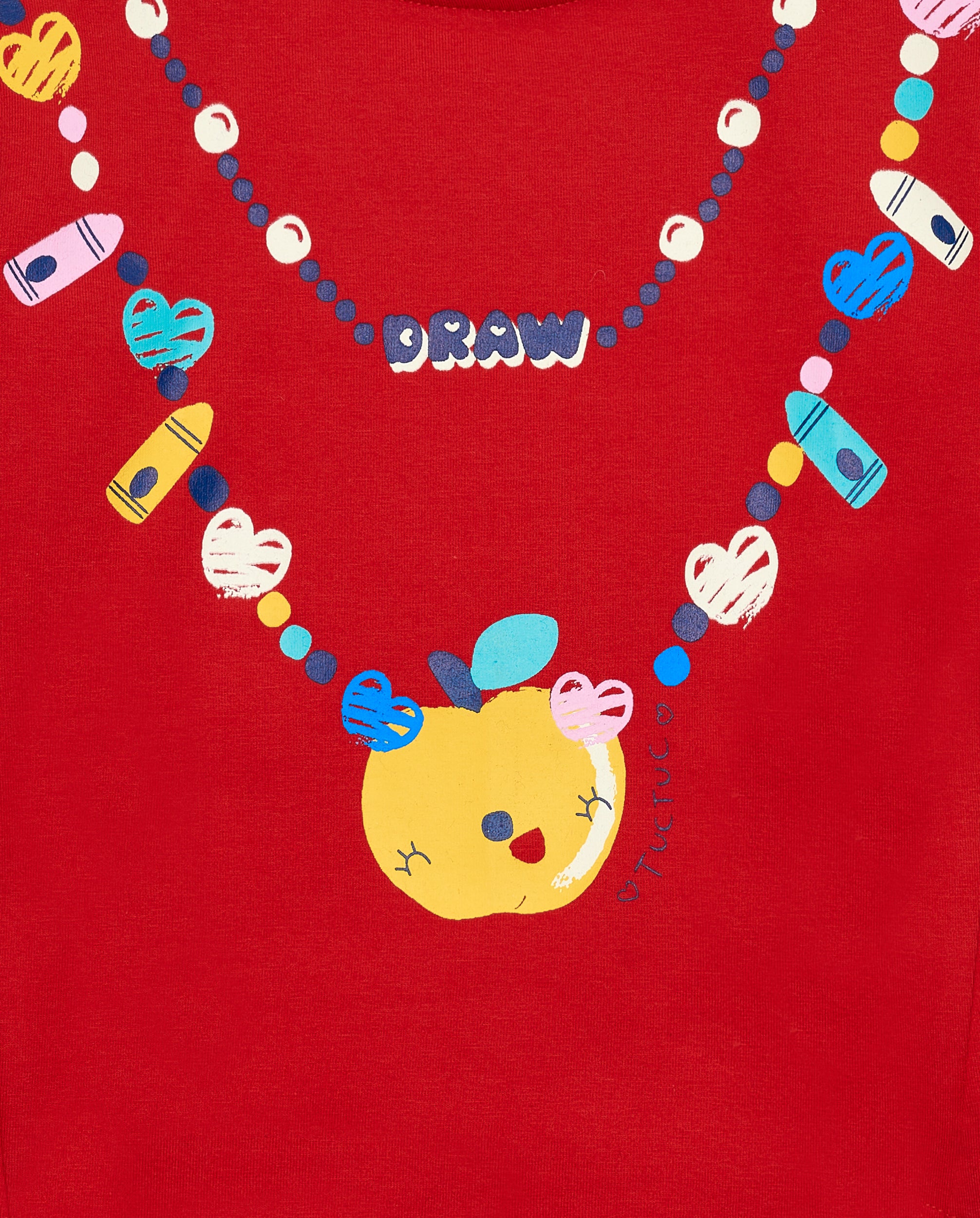 Camiseta niña en rojo con estampado creativo y detalle de