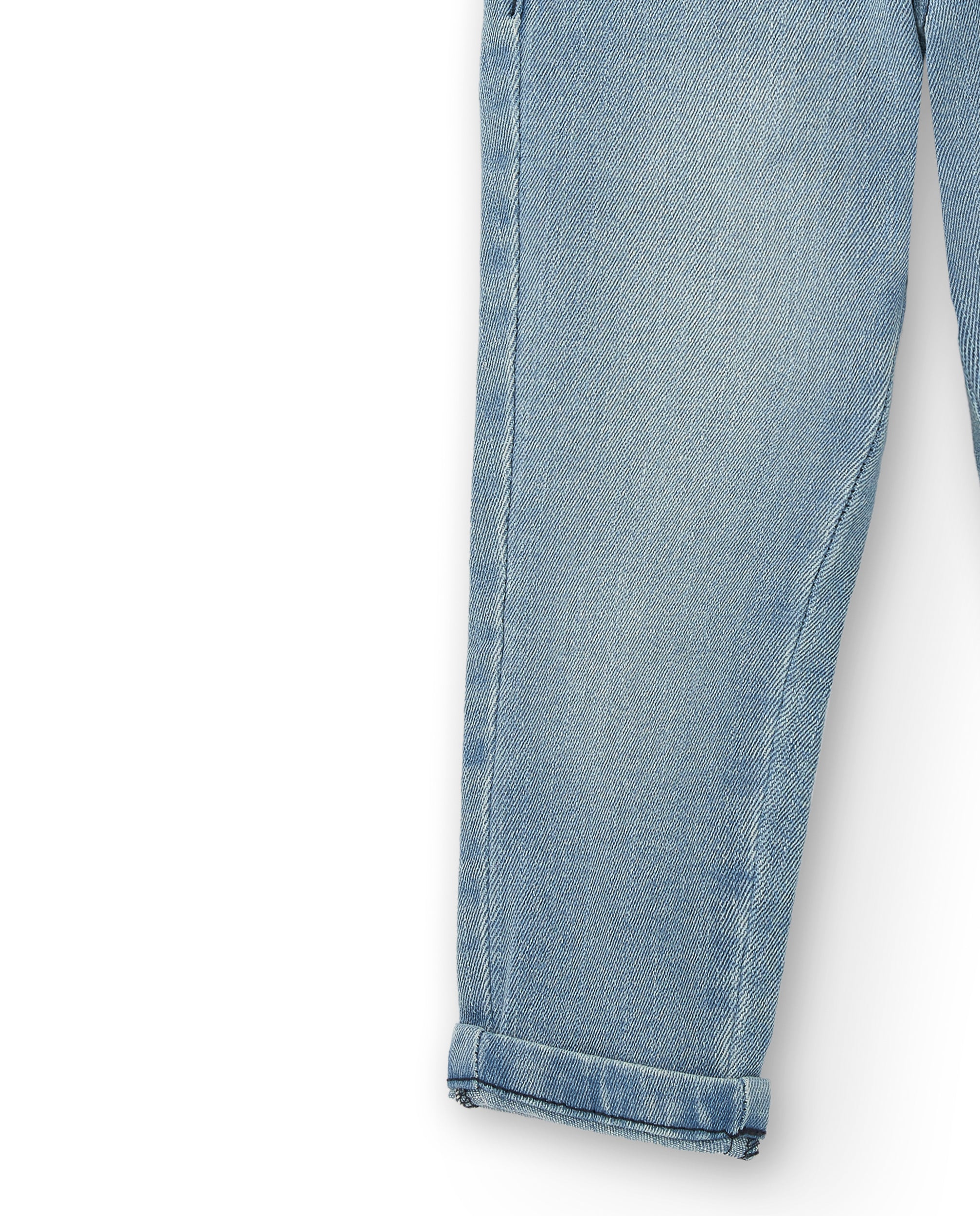 Pantalón denim niño en azul claro con estampado gráfico