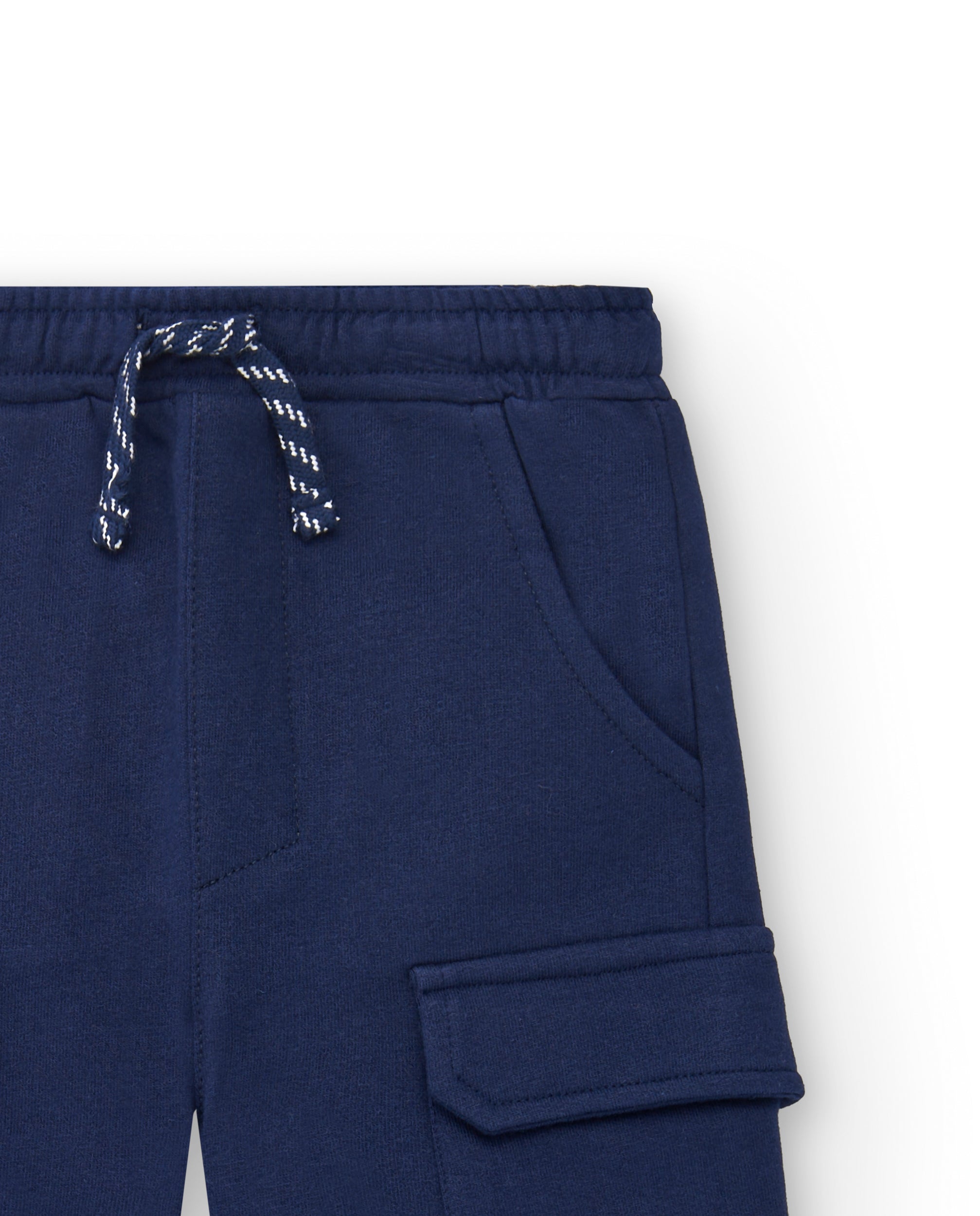 Pantalón felpa cargo niño en azul marino con bolsillos grandes