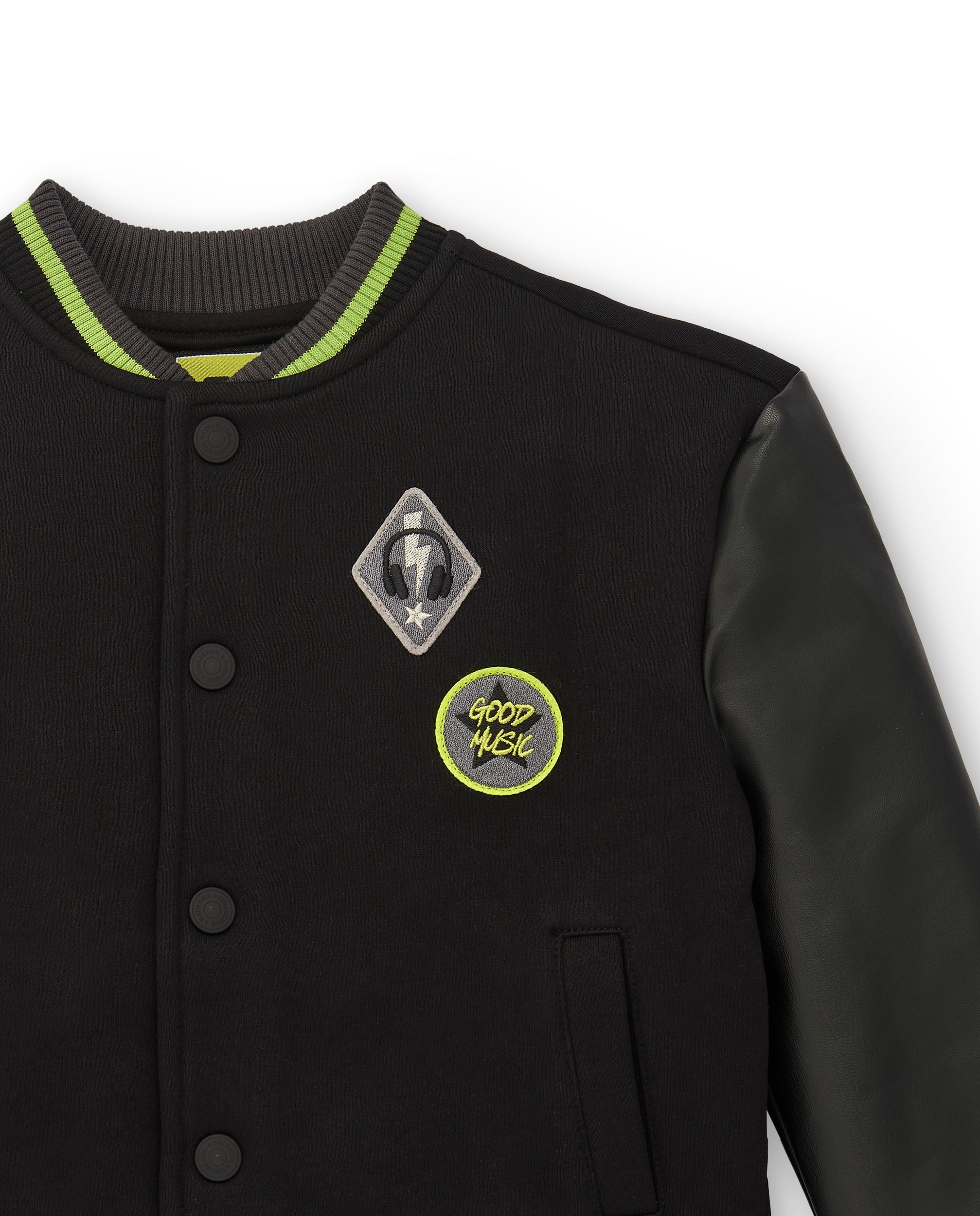 Chaqueta estilo varsity negra con detalles verdes para niño de
