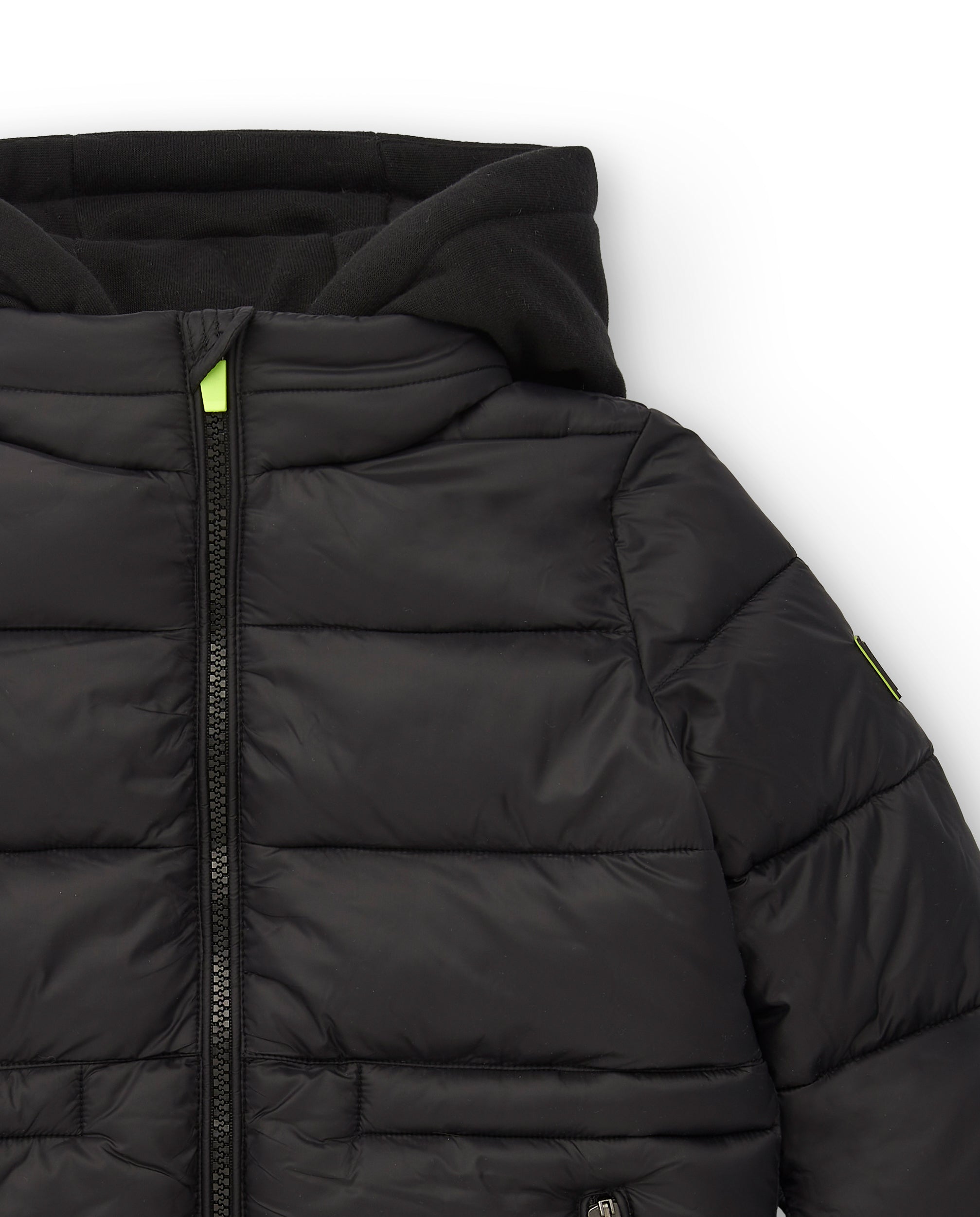 Abrigo acolchado negro con capucha para niño de la colección