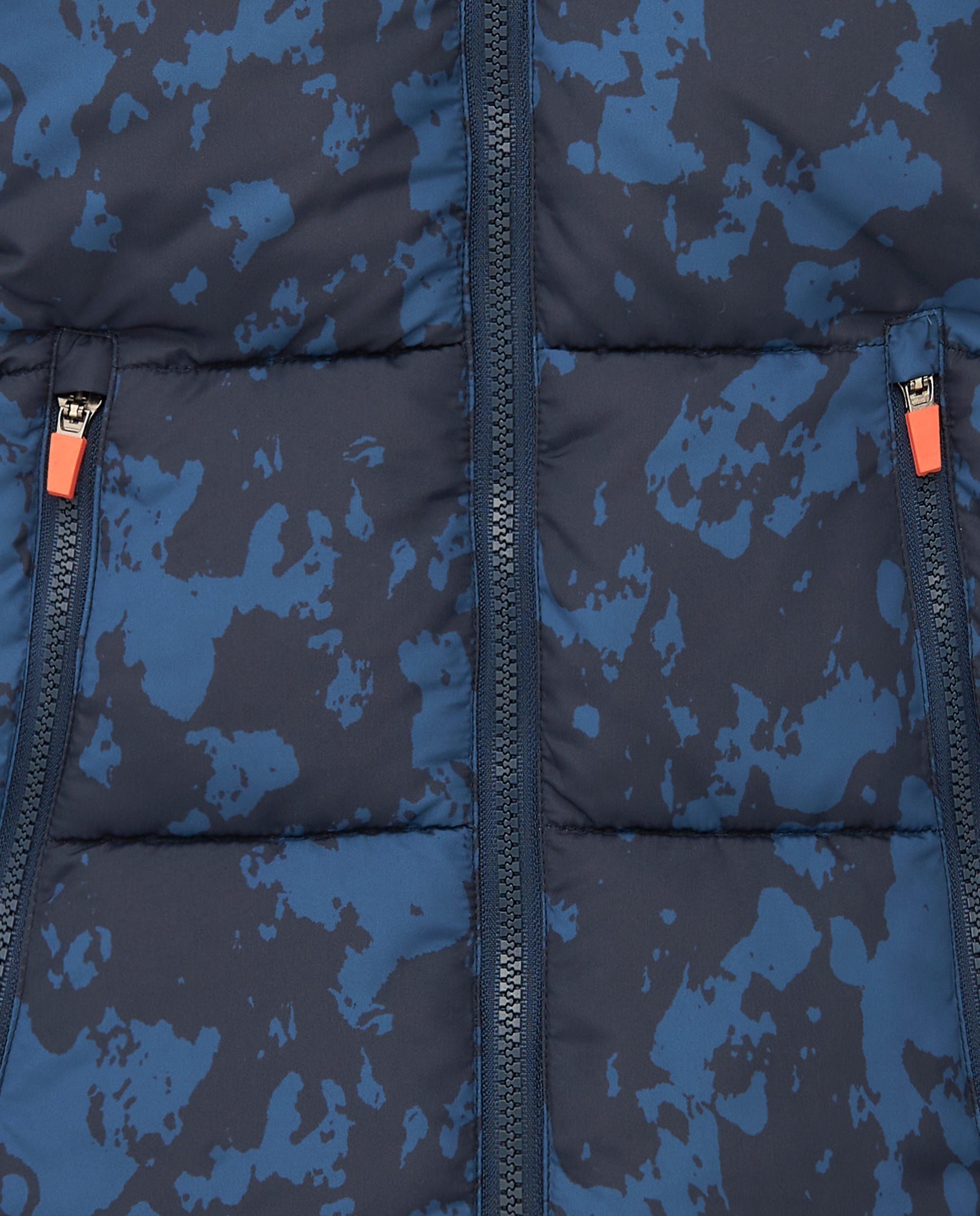 Abrigo acolchado con estampado camuflaje azul para niño