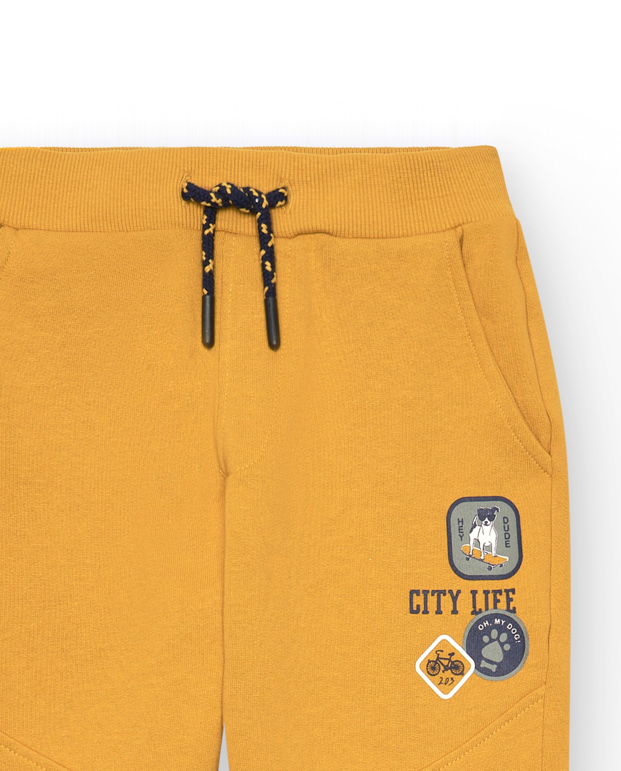 Pantalón jogger mostaza con parches para niño colección Pet