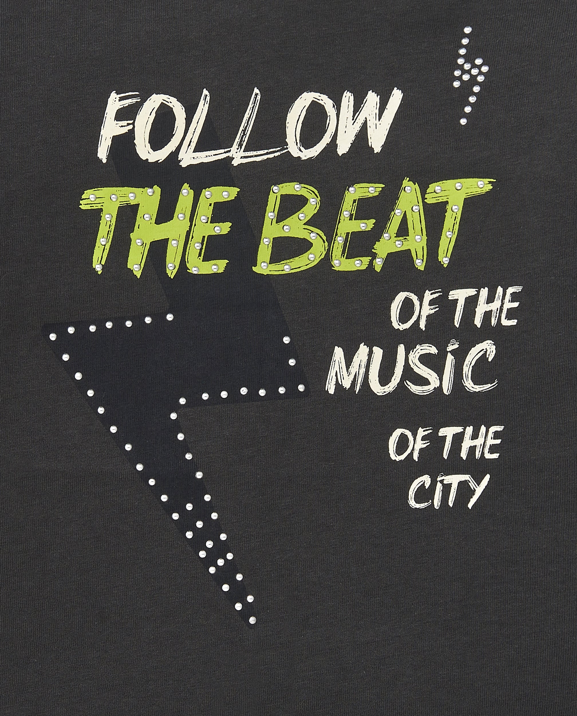 Camiseta gris oscuro con mensaje "Follow the Beat" para niño de