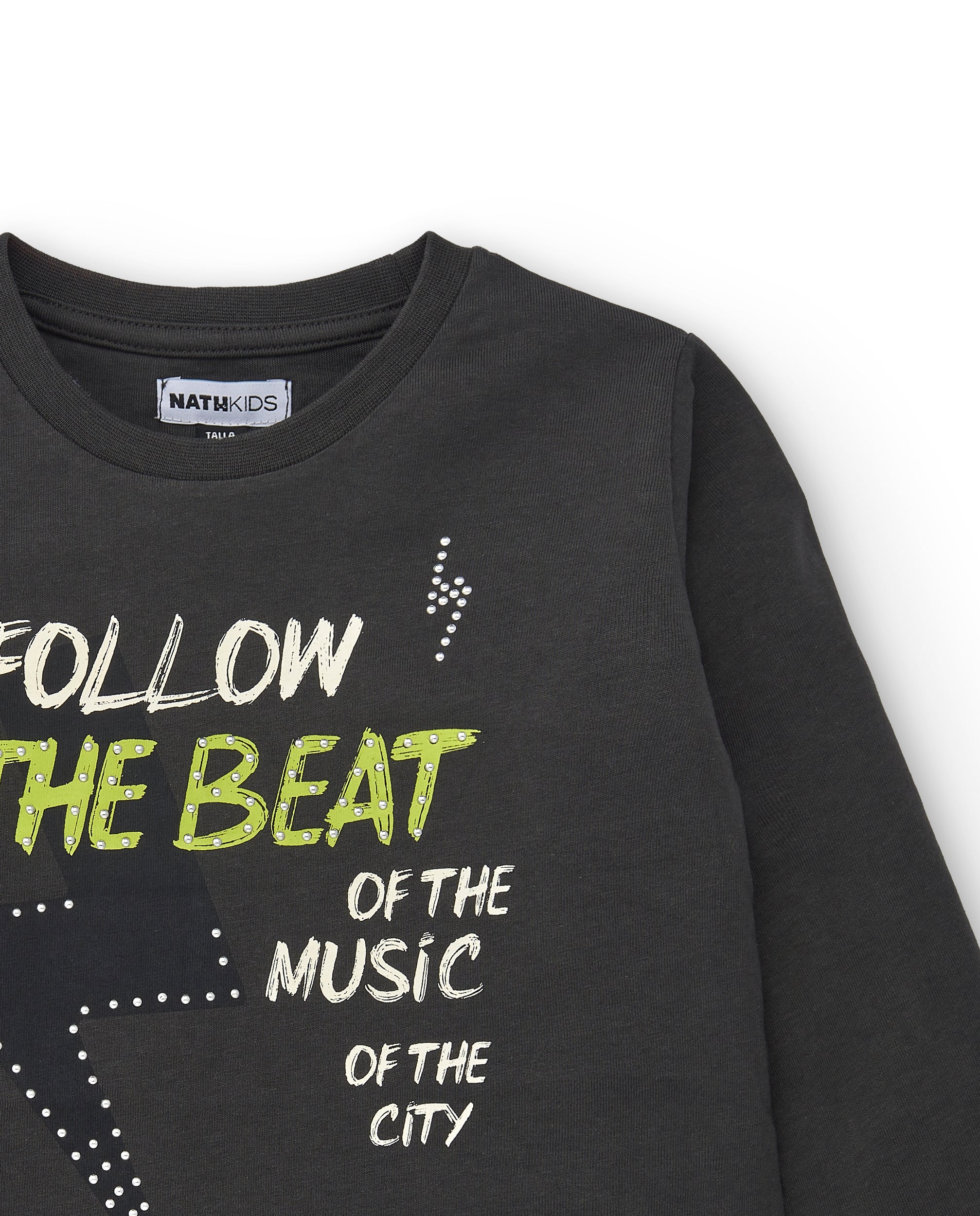 Camiseta gris oscuro con mensaje "Follow the Beat" para niño de