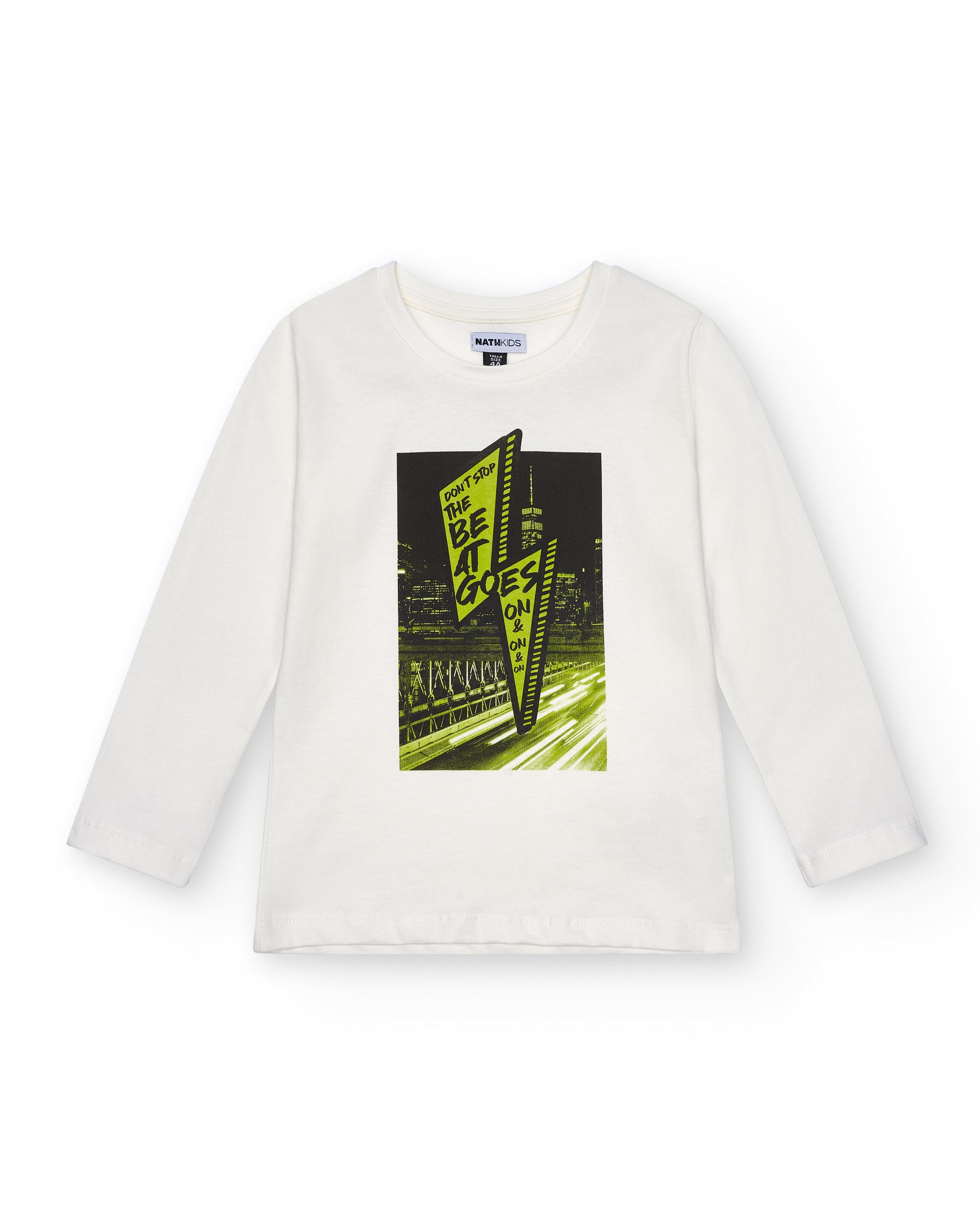 Camiseta blanca con estampado urbano "Don't Stop the Beat" para