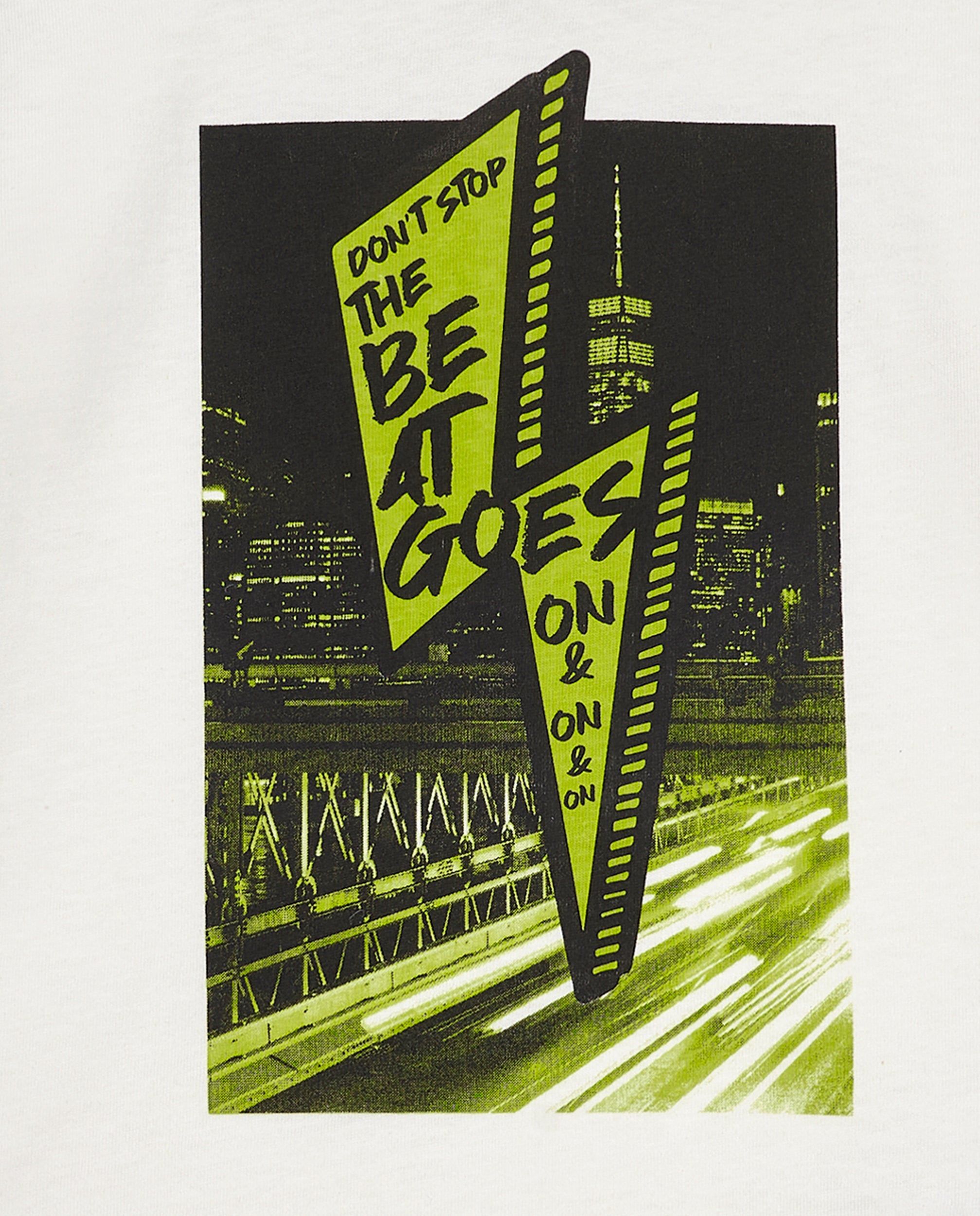 Camiseta blanca con estampado urbano "Don't Stop the Beat" para
