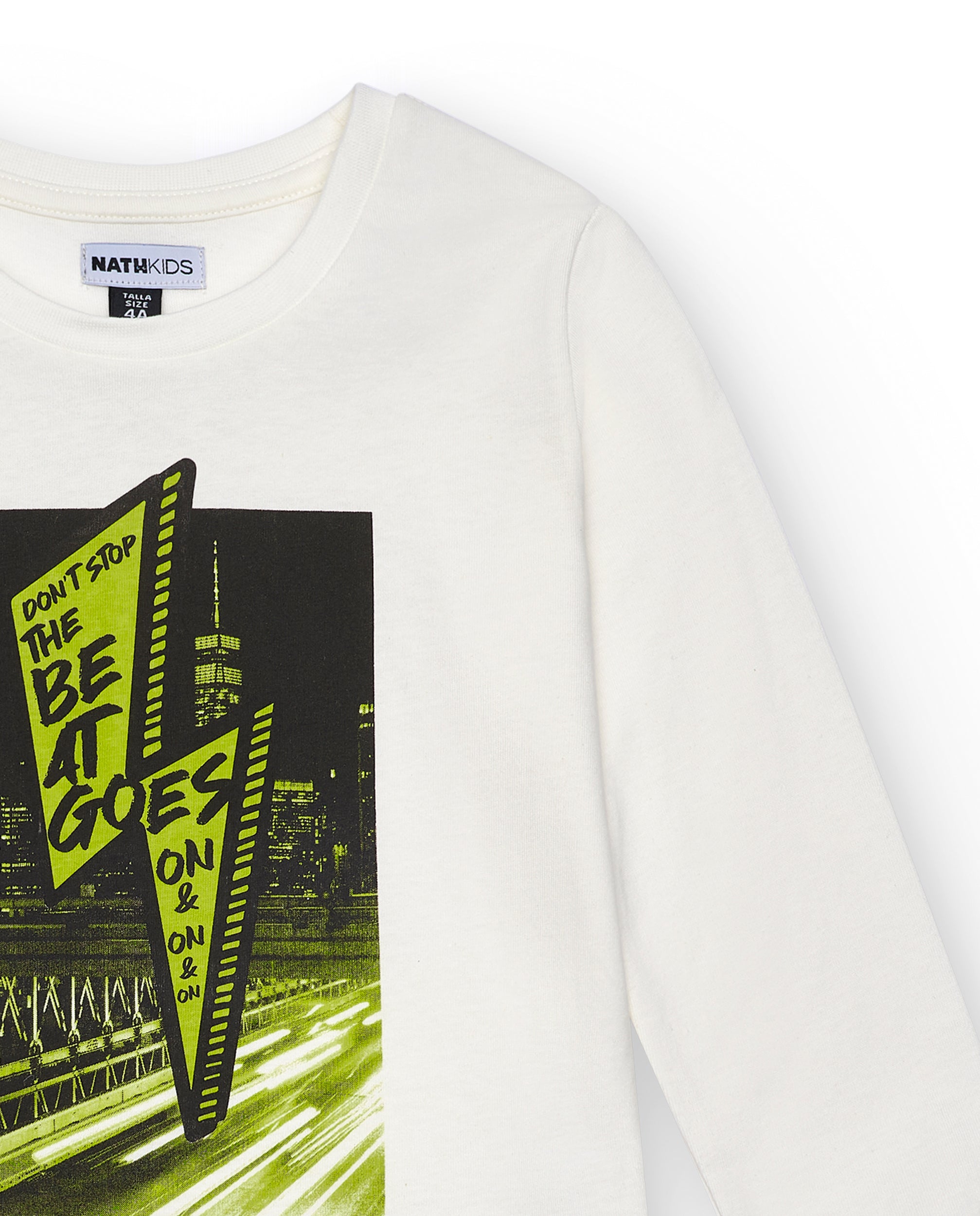 Camiseta blanca con estampado urbano "Don't Stop the Beat" para