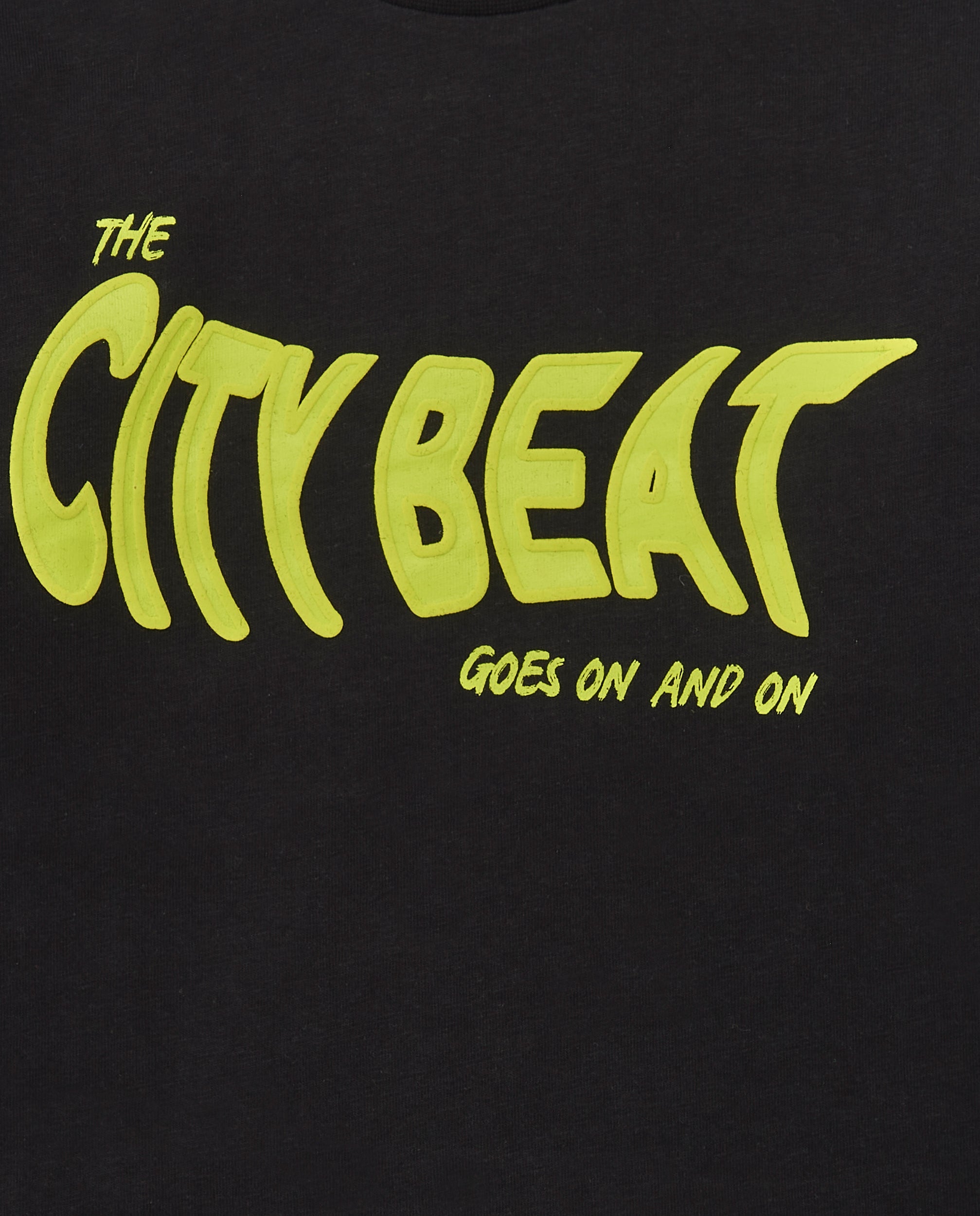 Camiseta negra con mensaje "The City Beat" para niño de la