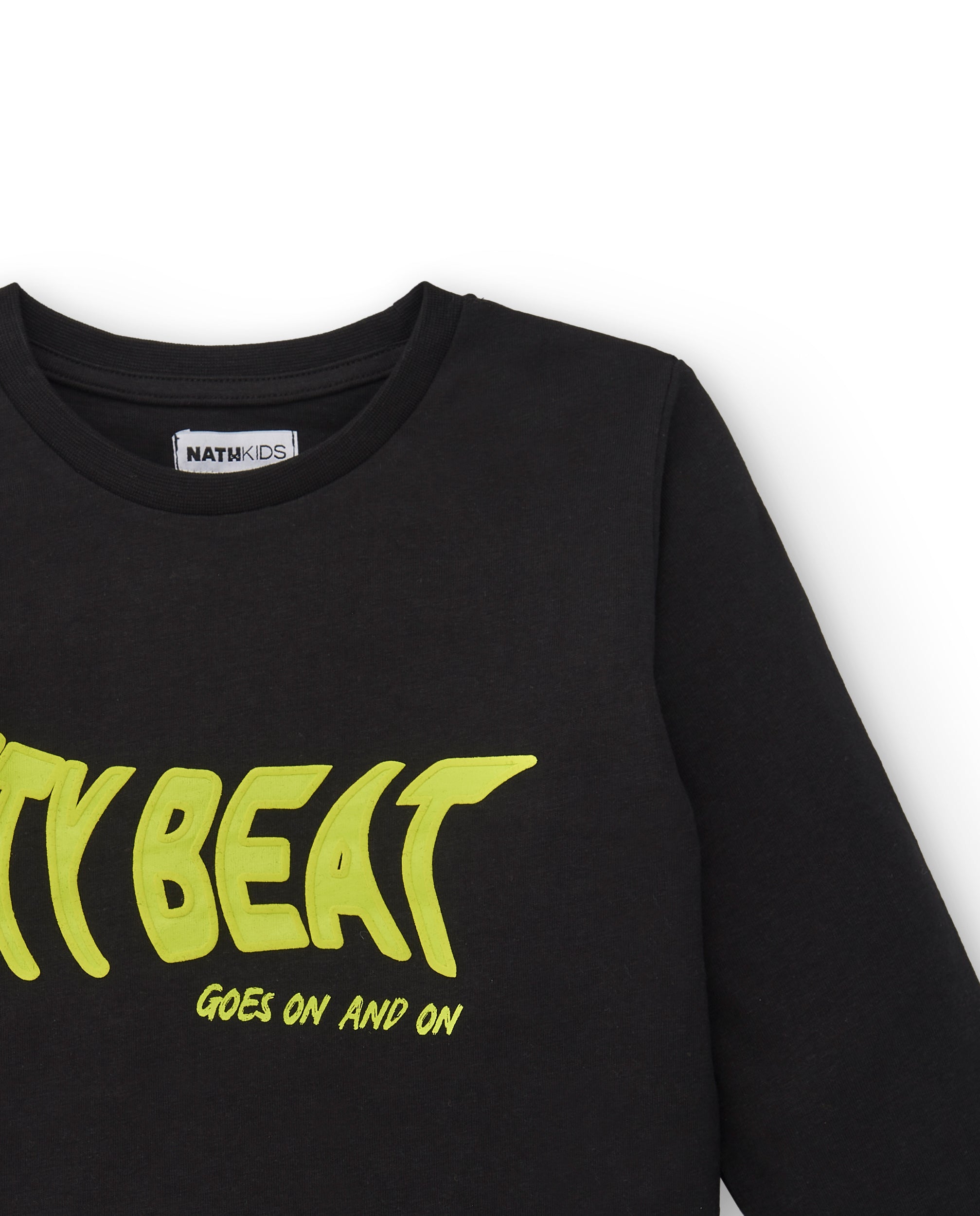 Camiseta negra con mensaje "The City Beat" para niño de la