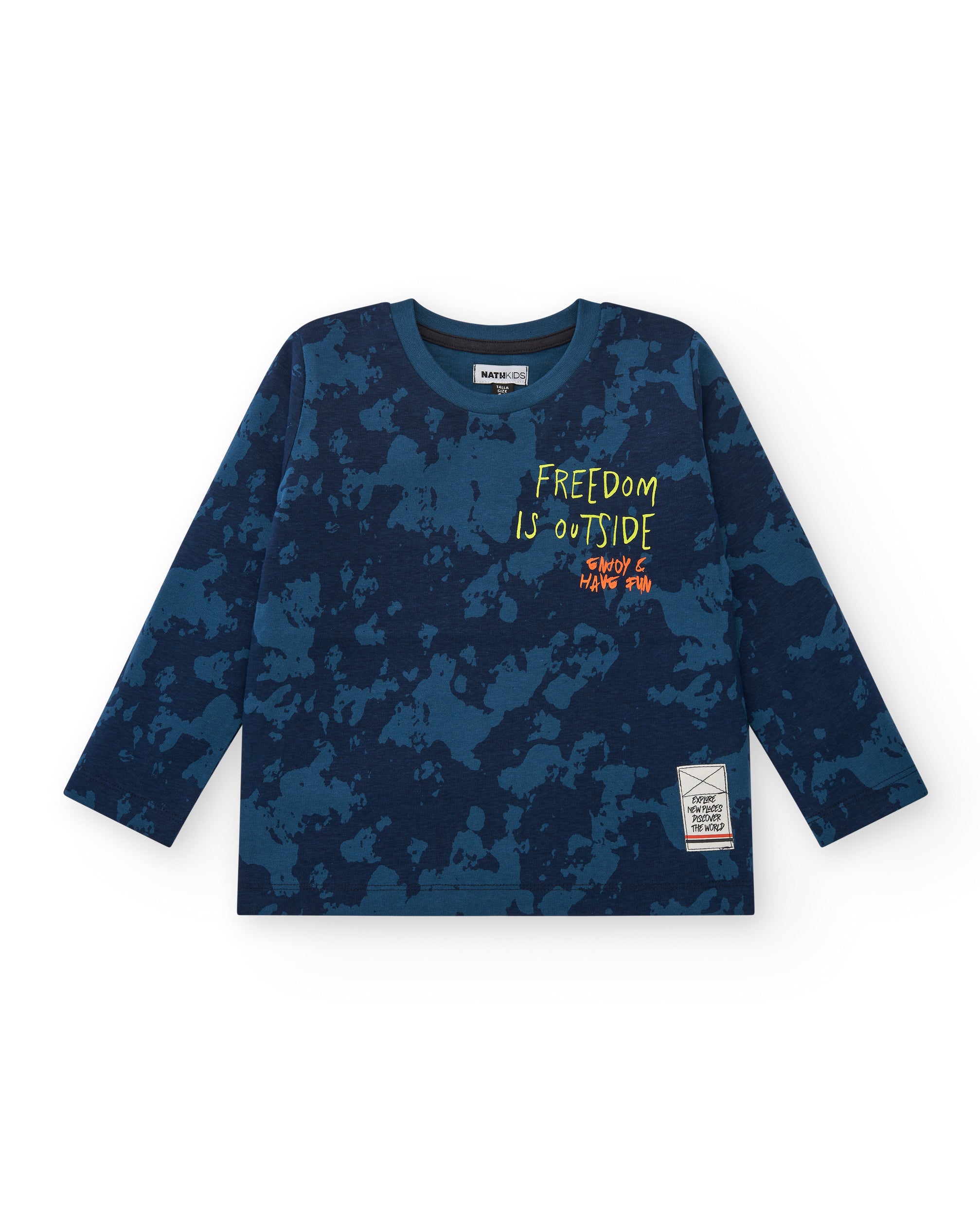 Camiseta azul con estampado camuflaje y mensaje para niño