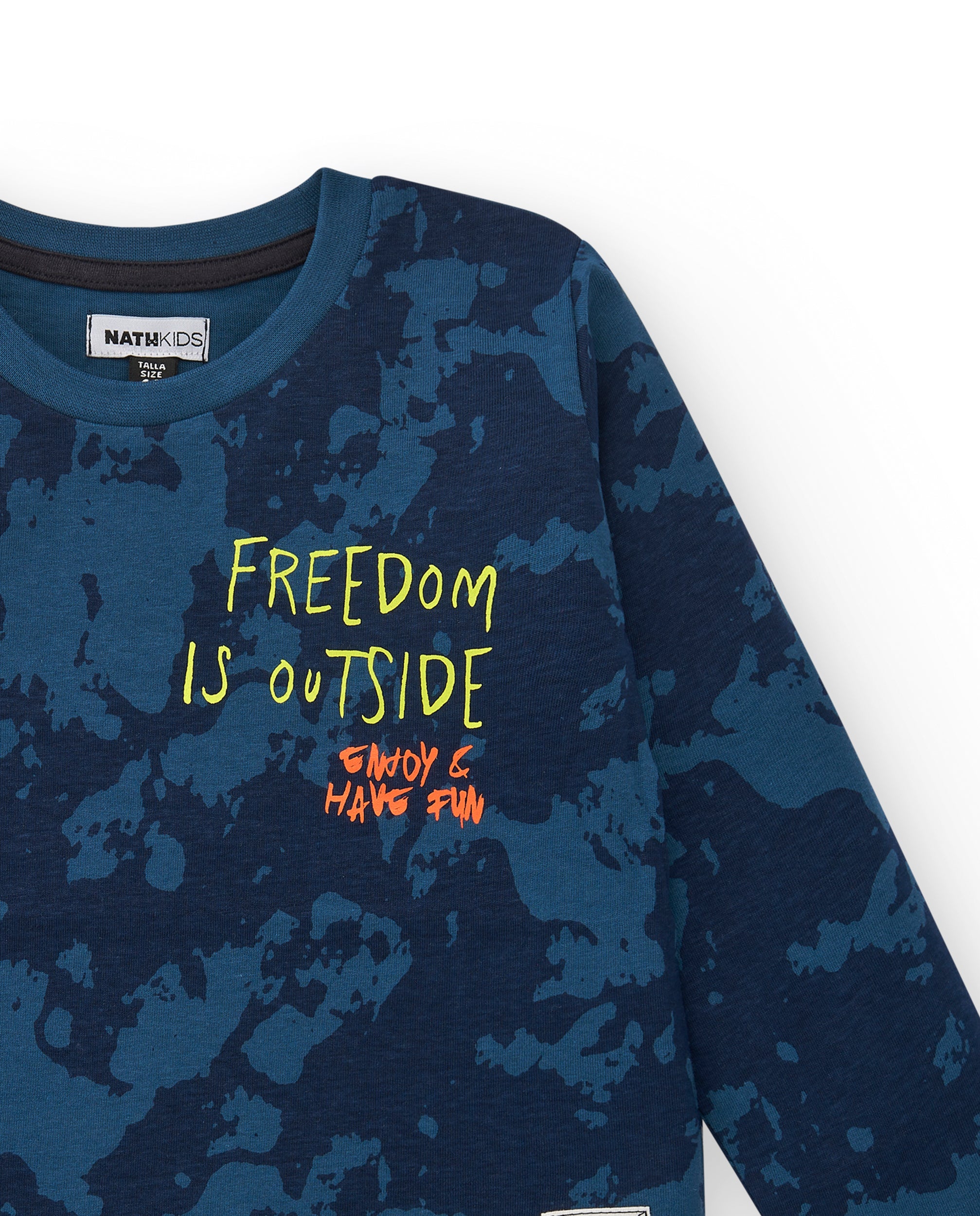 Camiseta azul con estampado camuflaje y mensaje para niño