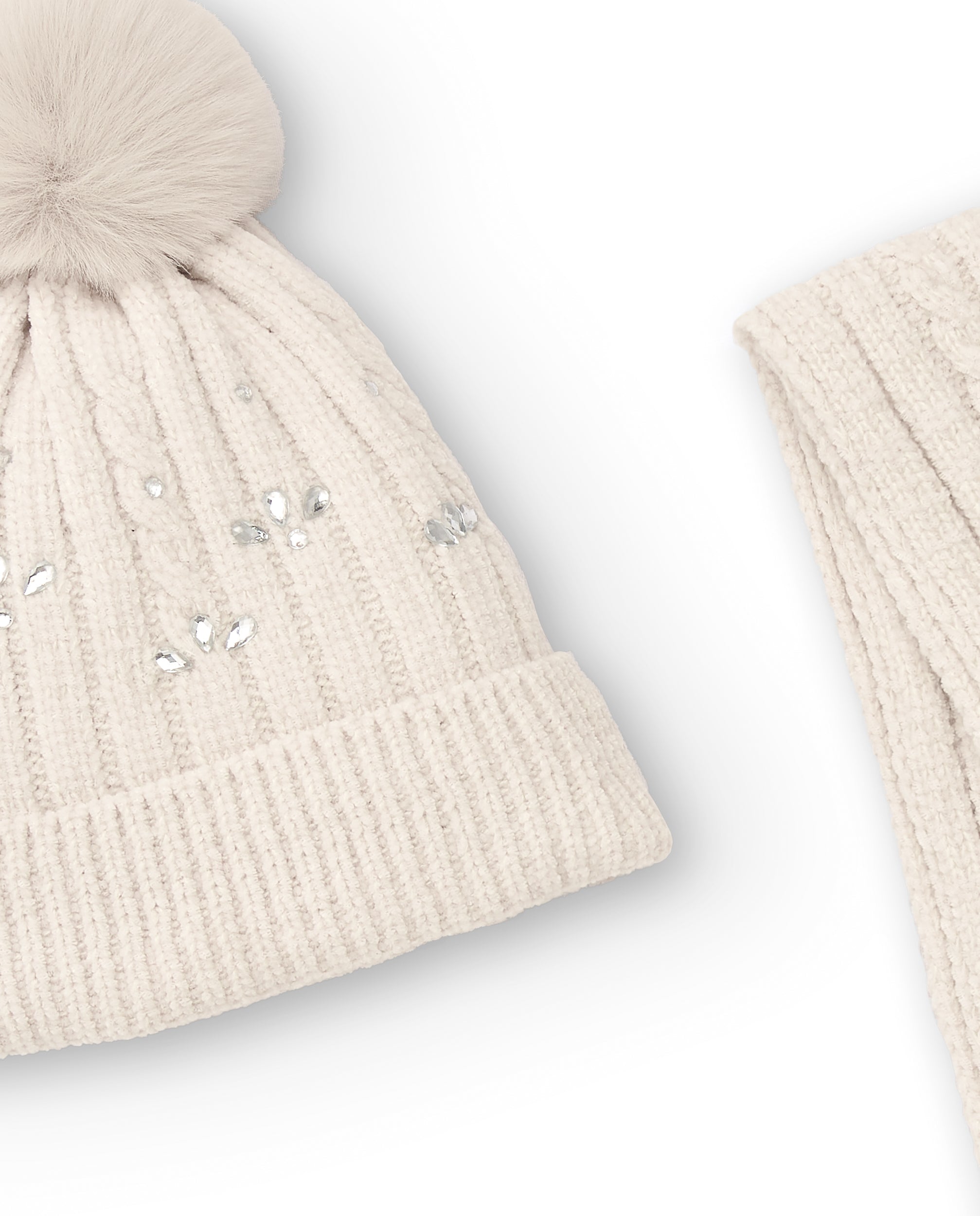 Conjunto de gorro y bufanda en color crema con detalles de