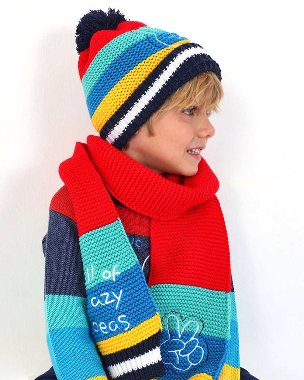 Gorro y bufanda niño en colores vivos con diseño bordado