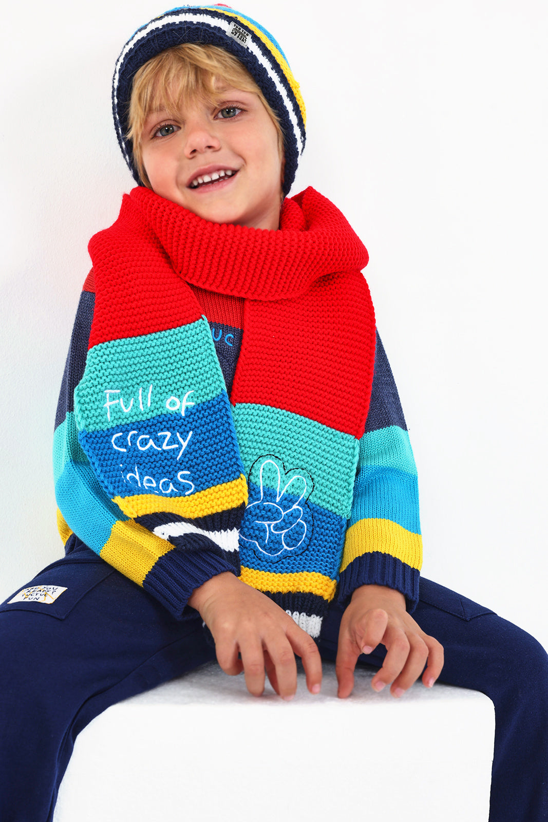 Gorro y bufanda niño en colores vivos con diseño bordado
