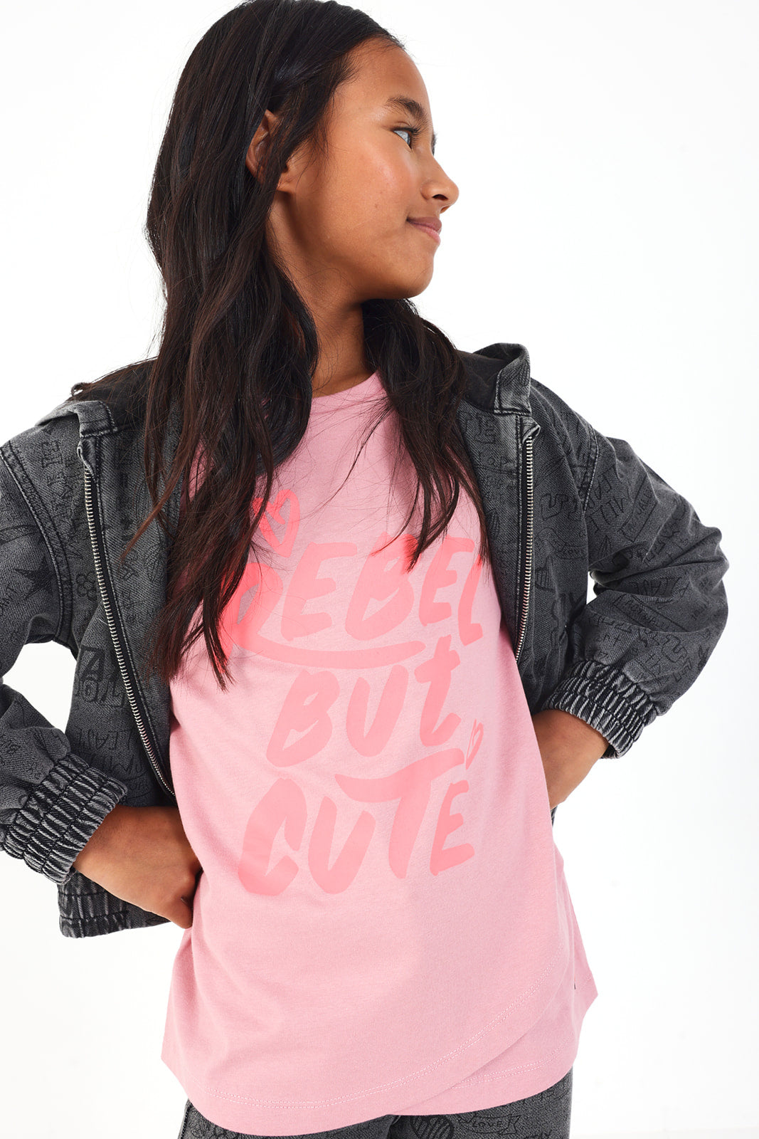 Camiseta rosa de manga larga con mensaje "Rebel But Cute"