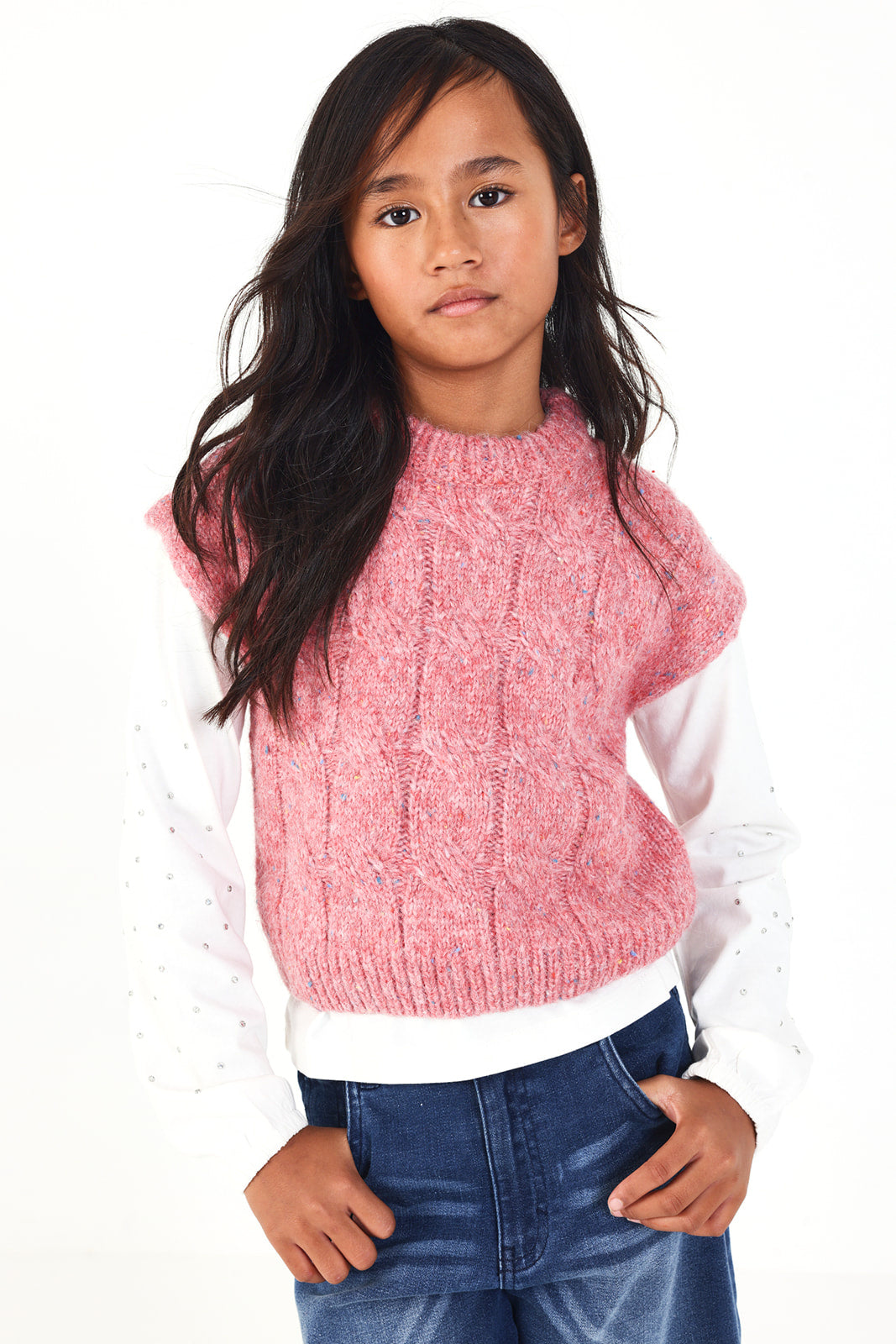 Chaleco de punto trenzado en rosa para niña de la colección
