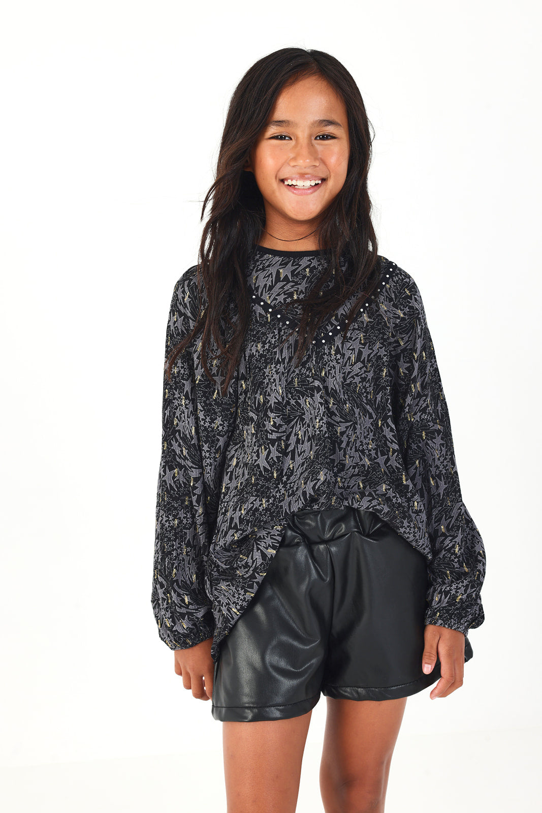 Blusa estampada en negro con detalles de apliques brillantes