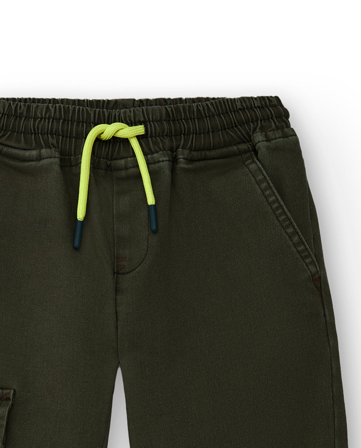 Pantalón cargo para niño en verde con detalles utilitarios