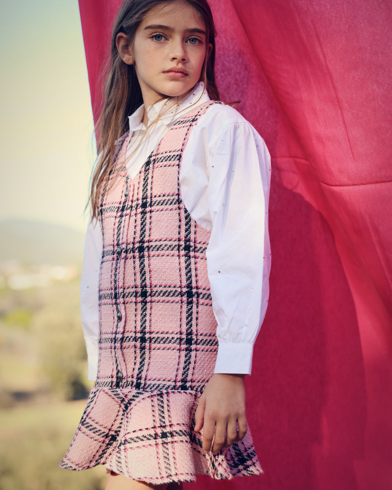 Vestido de cuadros en tonos rosa con volante para niña de la