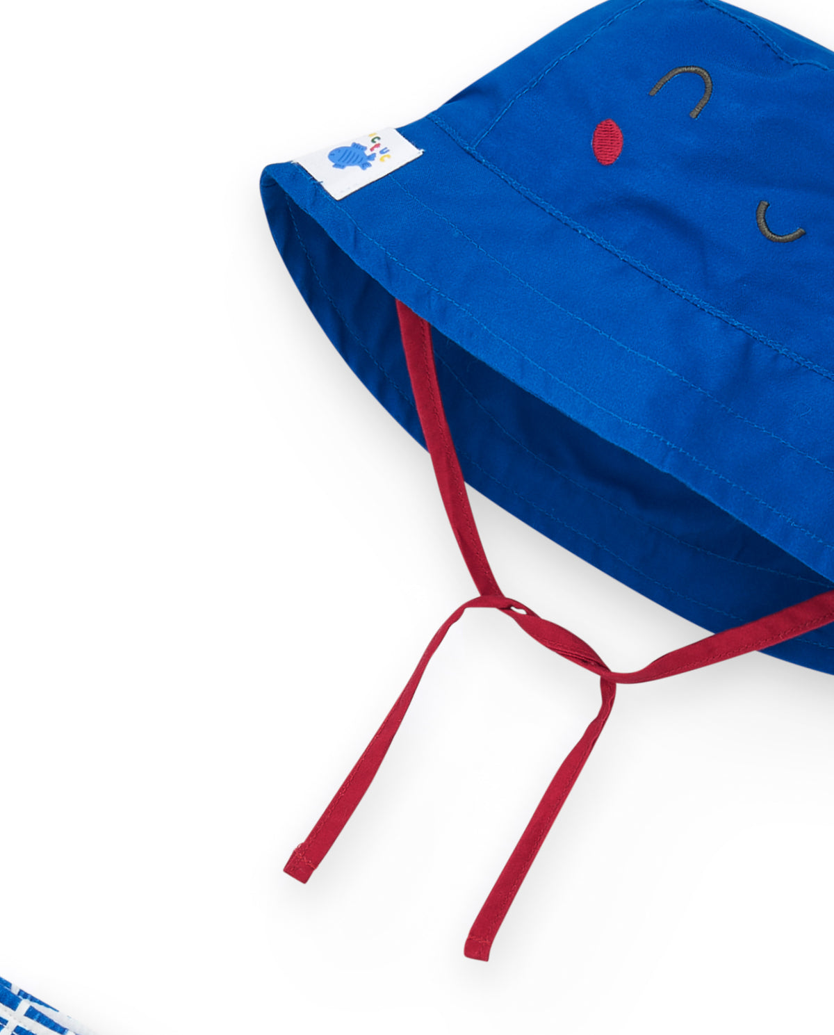 Conjunto para niño con gorro azul bordado y culetín de cuadros