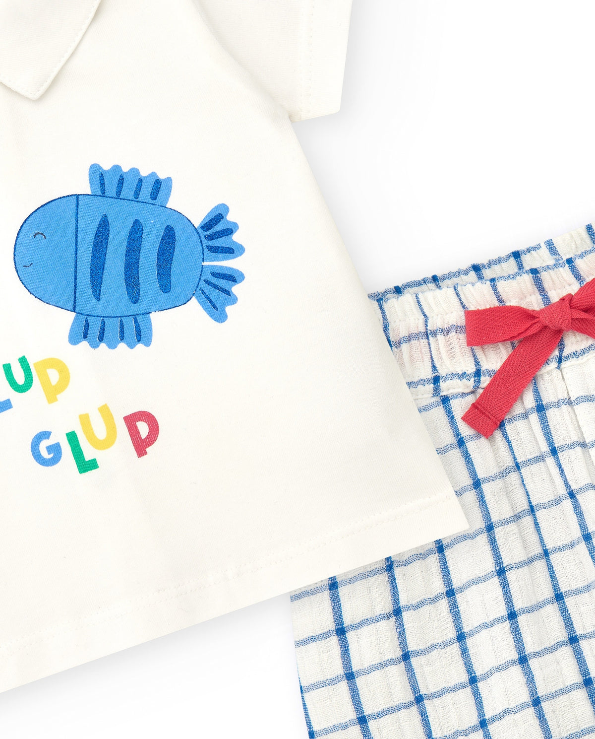 Conjunto para niño con camiseta blanca y shorts