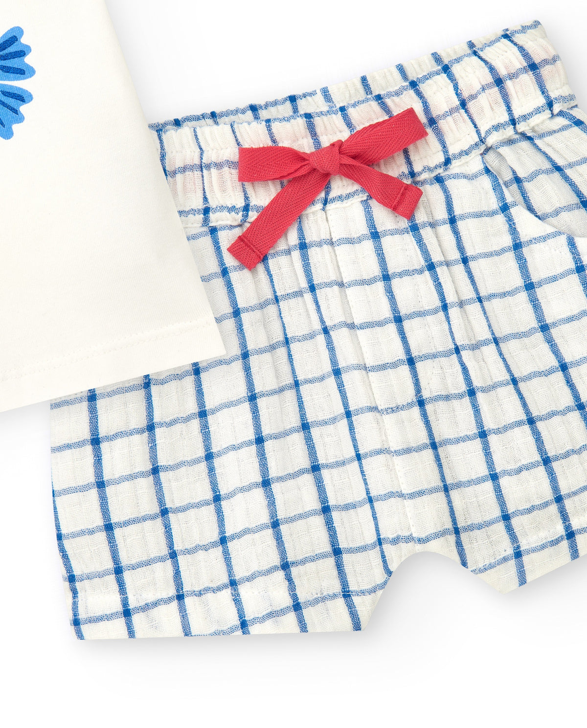 Conjunto para niño con camiseta blanca y shorts