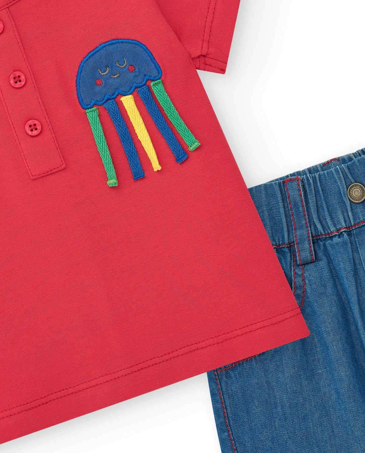 Conjunto para niño con camiseta roja shorts vaqueros