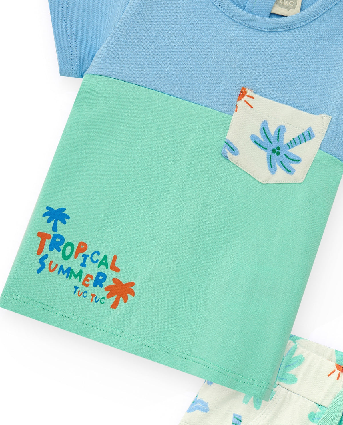 Conjunto para niño con camiseta azul y verde y shorts blancos