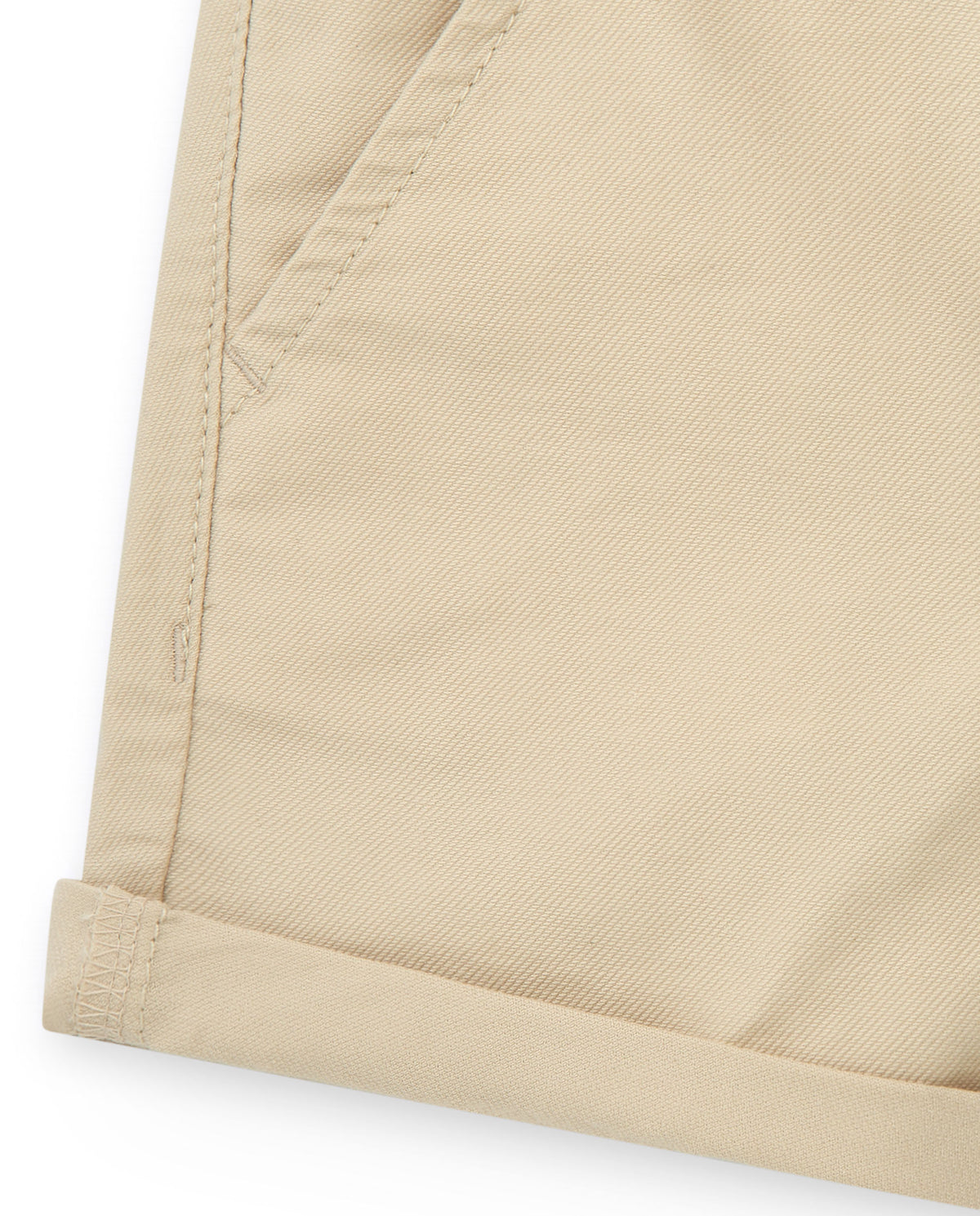 Pantalón corto beige para niño con bolsillos y cierre con botón