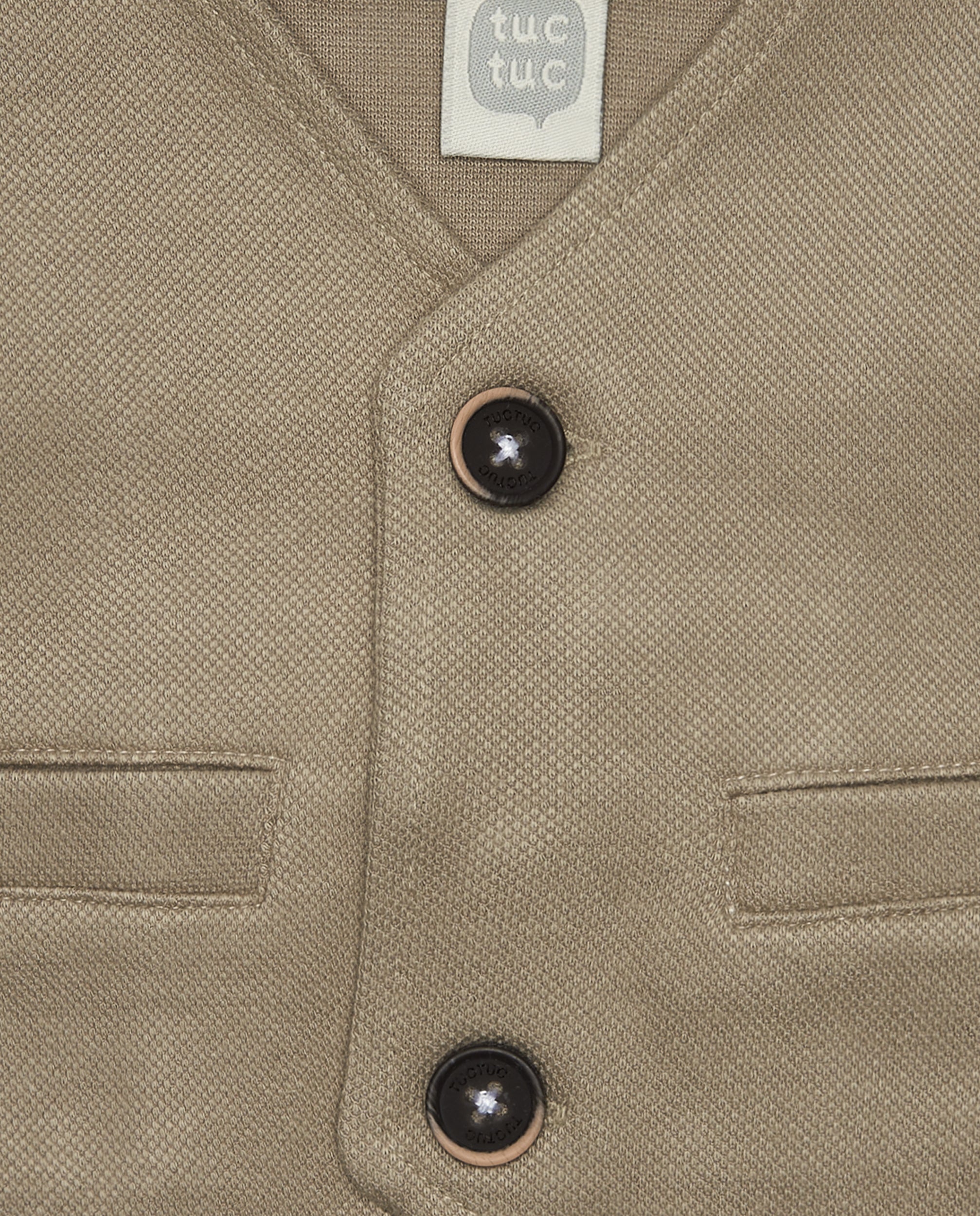 Chaleco beige para niño con botones y bolsillos decorativos