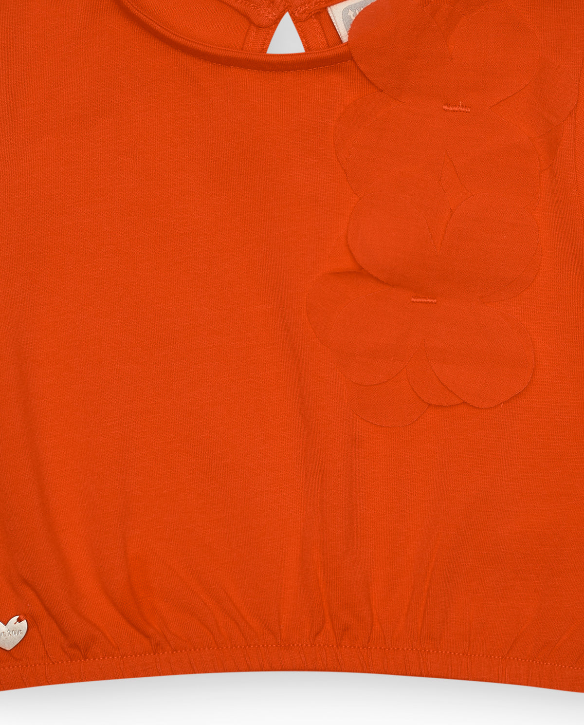 Camiseta naranja para niña con flor y mangas abullonadas