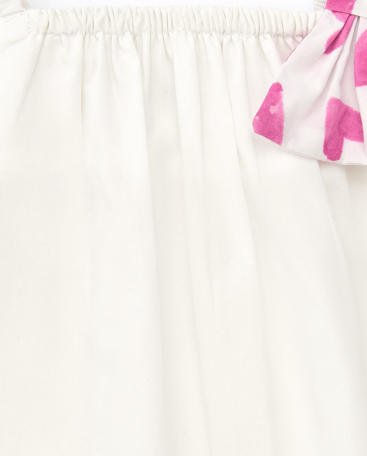 Camisa blanca para niña con lazo rosa estampado